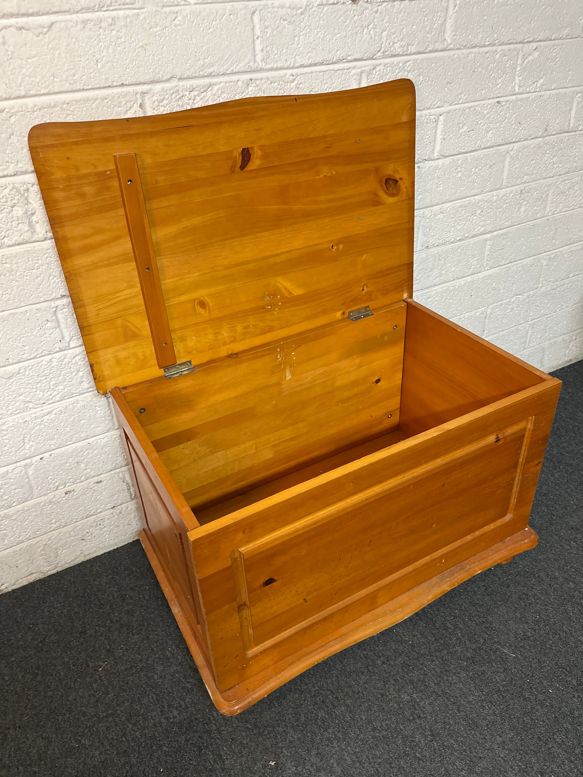 Top open large pine blanket box 1325