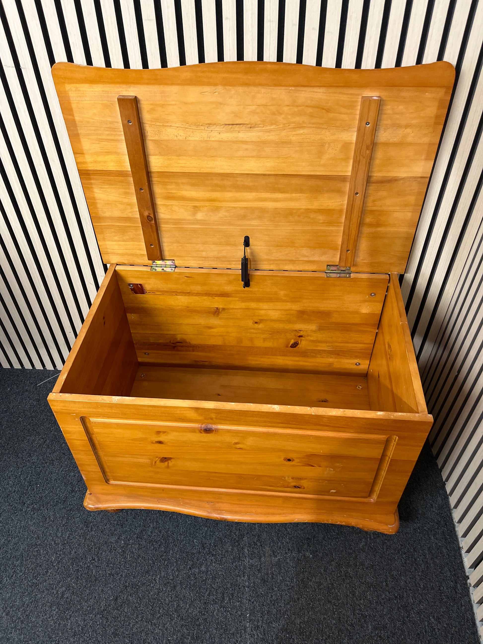Natural pine top open blanket box 3325