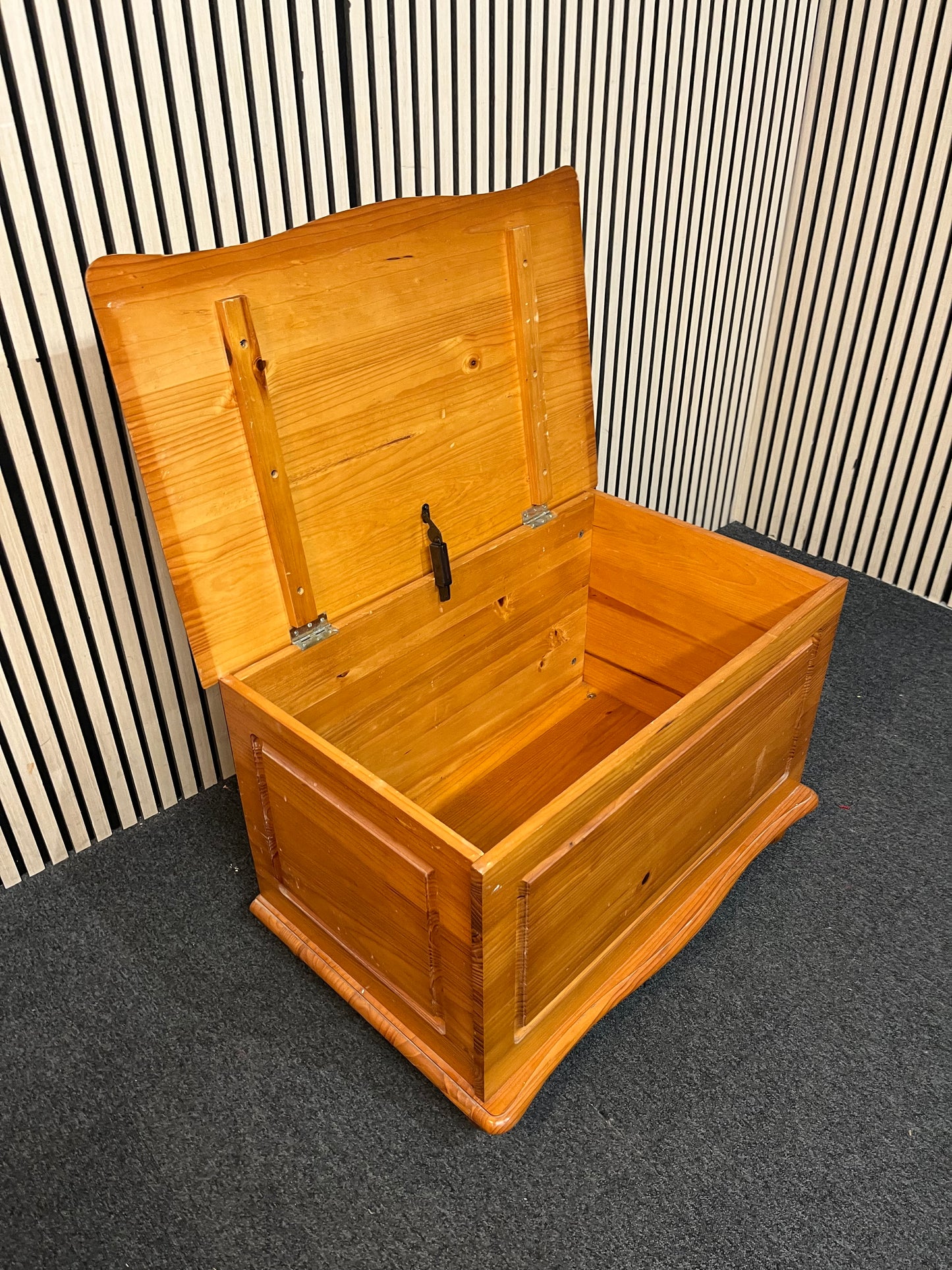 Natural pine top open blanket box (H 52 x W 83 x D 53 cm) 3126