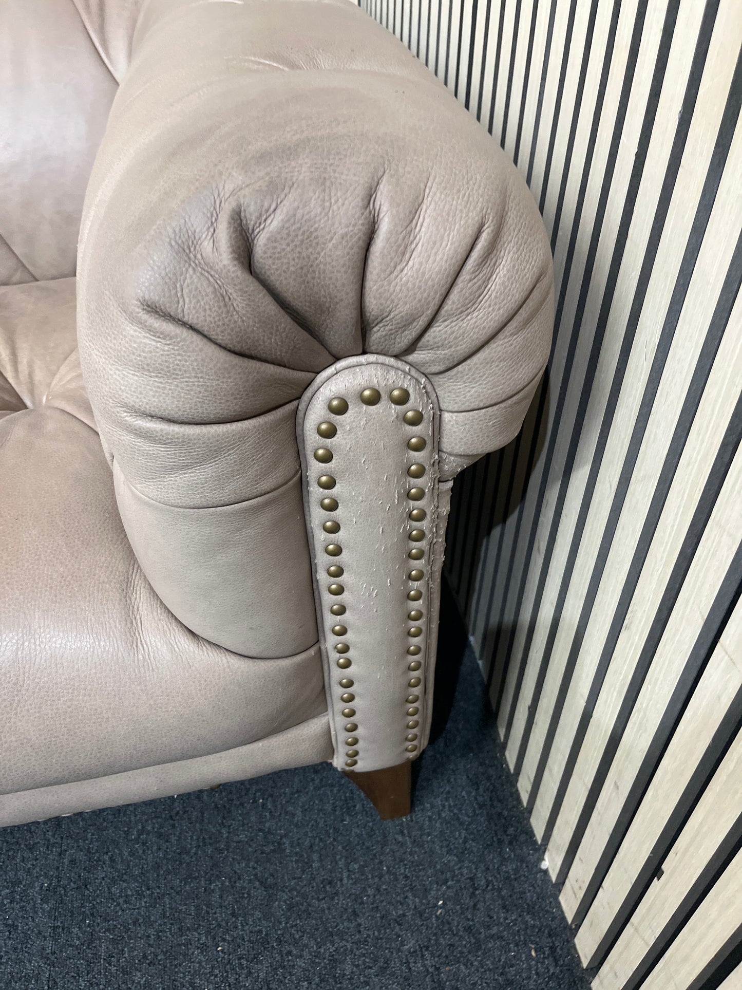 3 seater dark cream leather chesterfield sofa - button back, scratches to the side of the sofa, damaged springs 43739