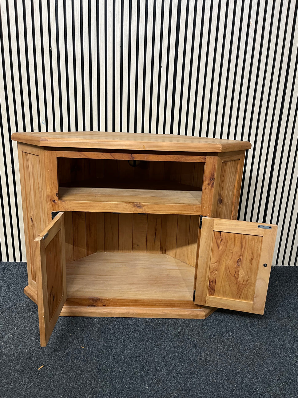 Low natural solid pine corner TV unit (H 81 x W 106 x D 50 cm) 2425