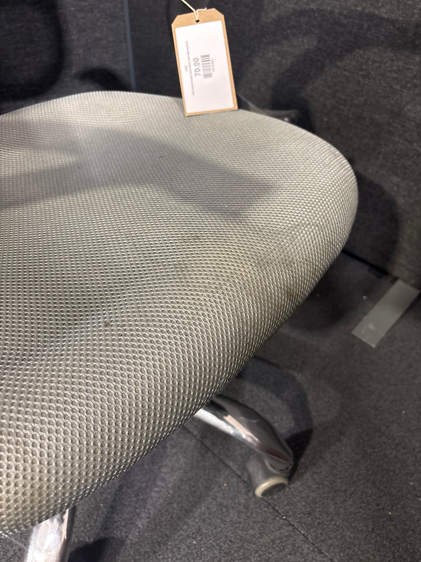 Grey mesh second hand swivel chair with headrest