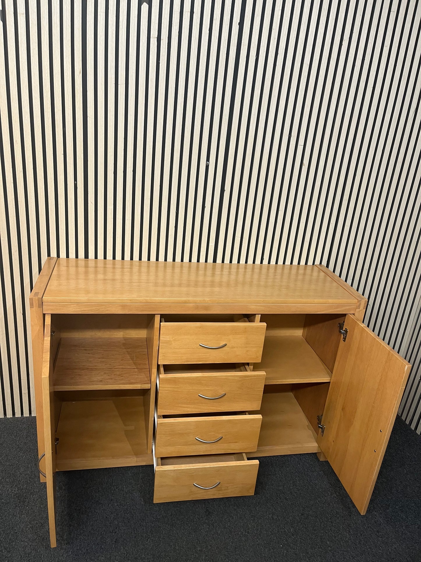 Large solid beech 2 door 4 drawer sideboard (H 87 x W 135 x D 45 cm) 43504