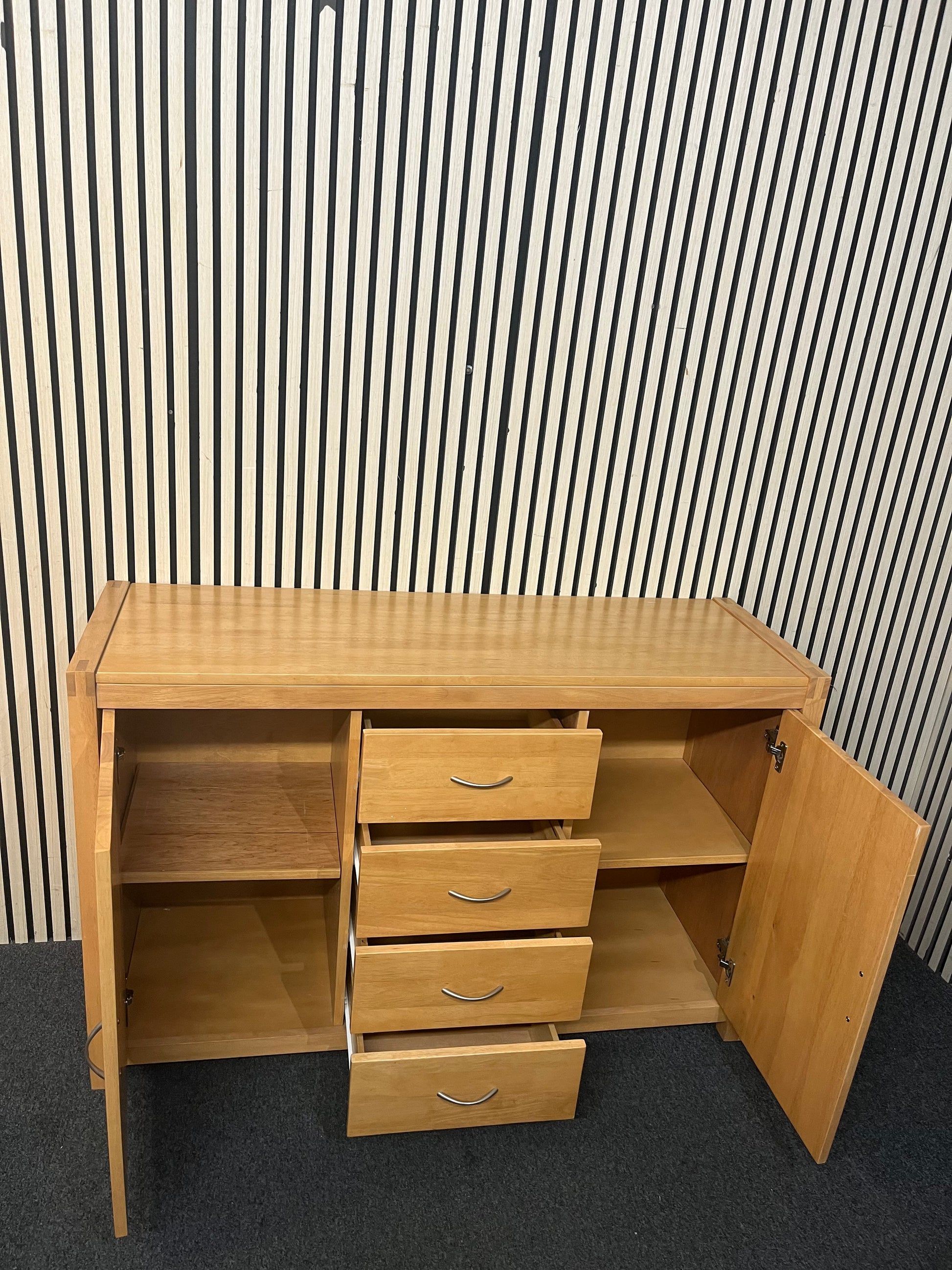 Large solid beech 2 door 4 drawer sideboard (H 87 x W 135 x D 45 cm) 43504