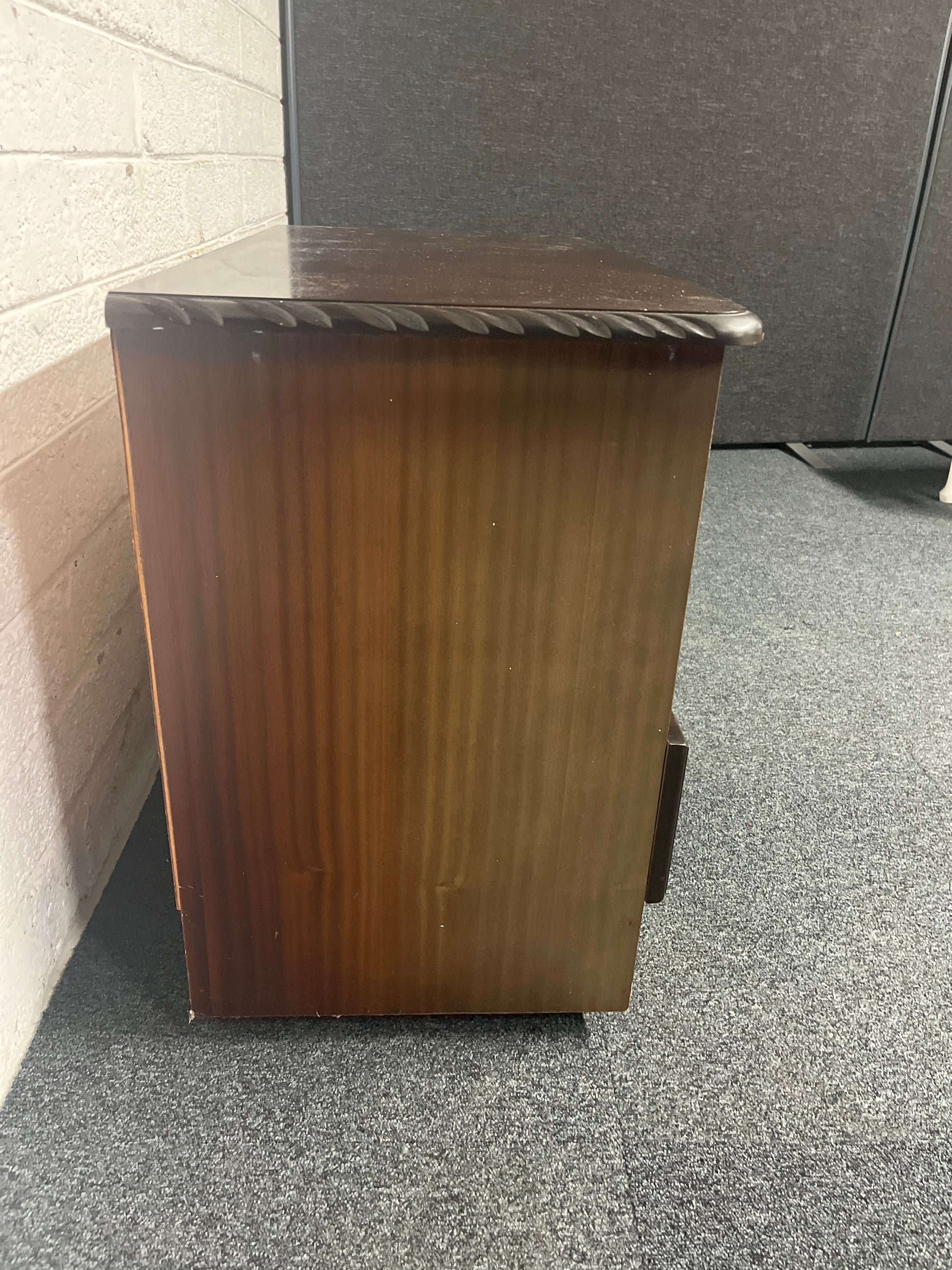 Mahogany tv unit with glass doors and drawer (H 630 x W 800 x D 450 mm) 3125