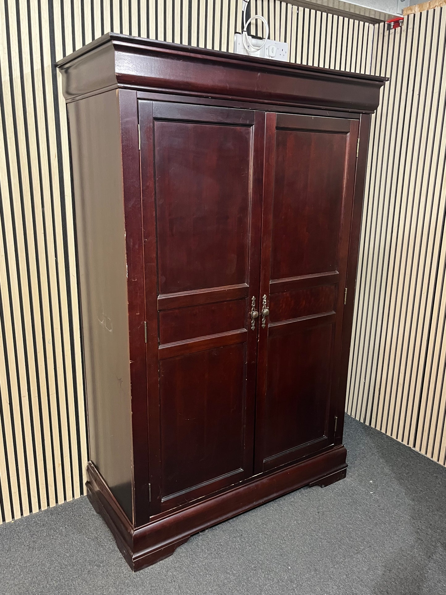 Tall 2 door mahogany wardrobe (H 200 x W 126 x D 60 cm) 43867