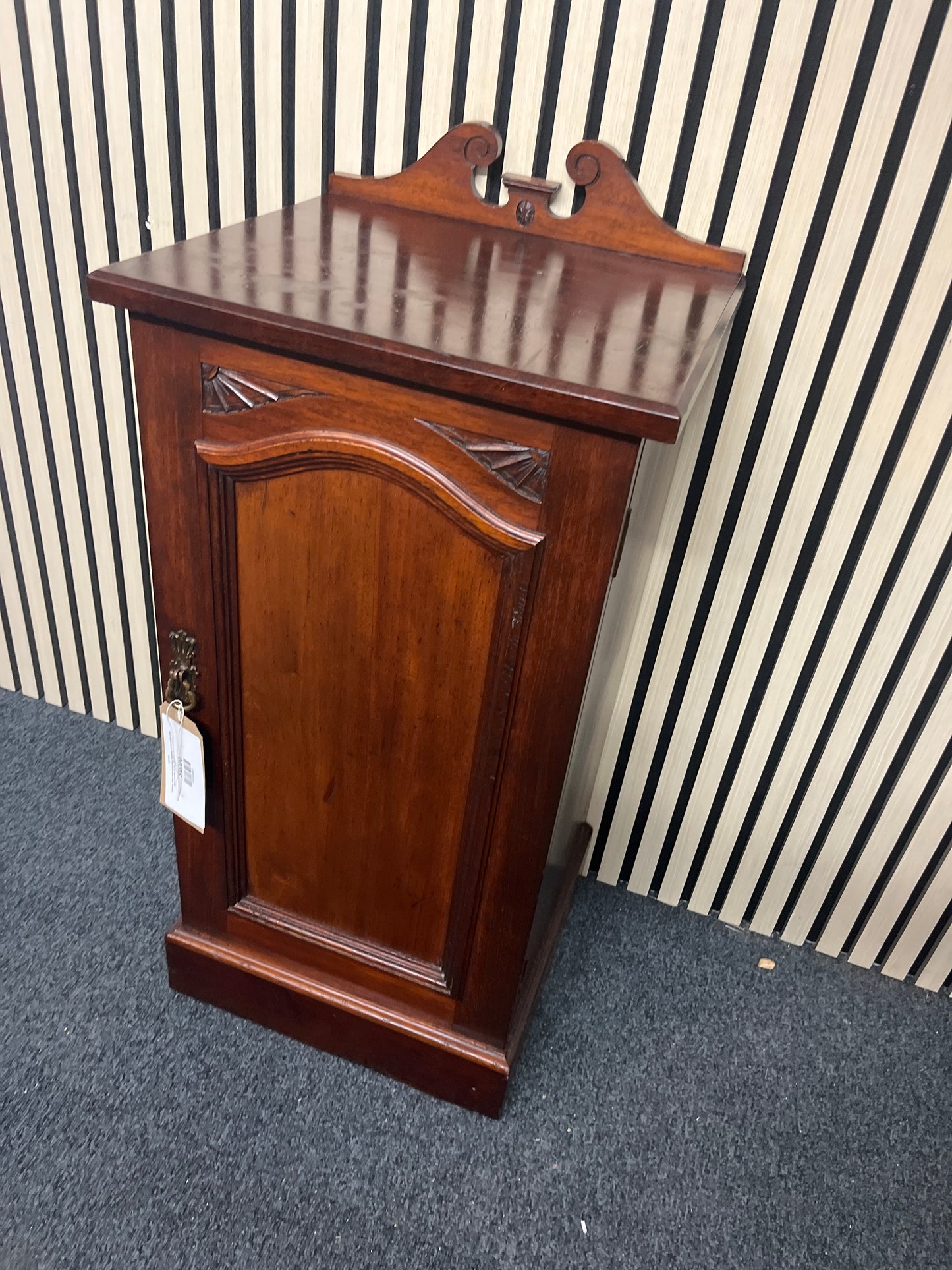 Antique dark wood one door bedside locker with gold effect handle (H 76 x W 40 x D 38 cm) 2325