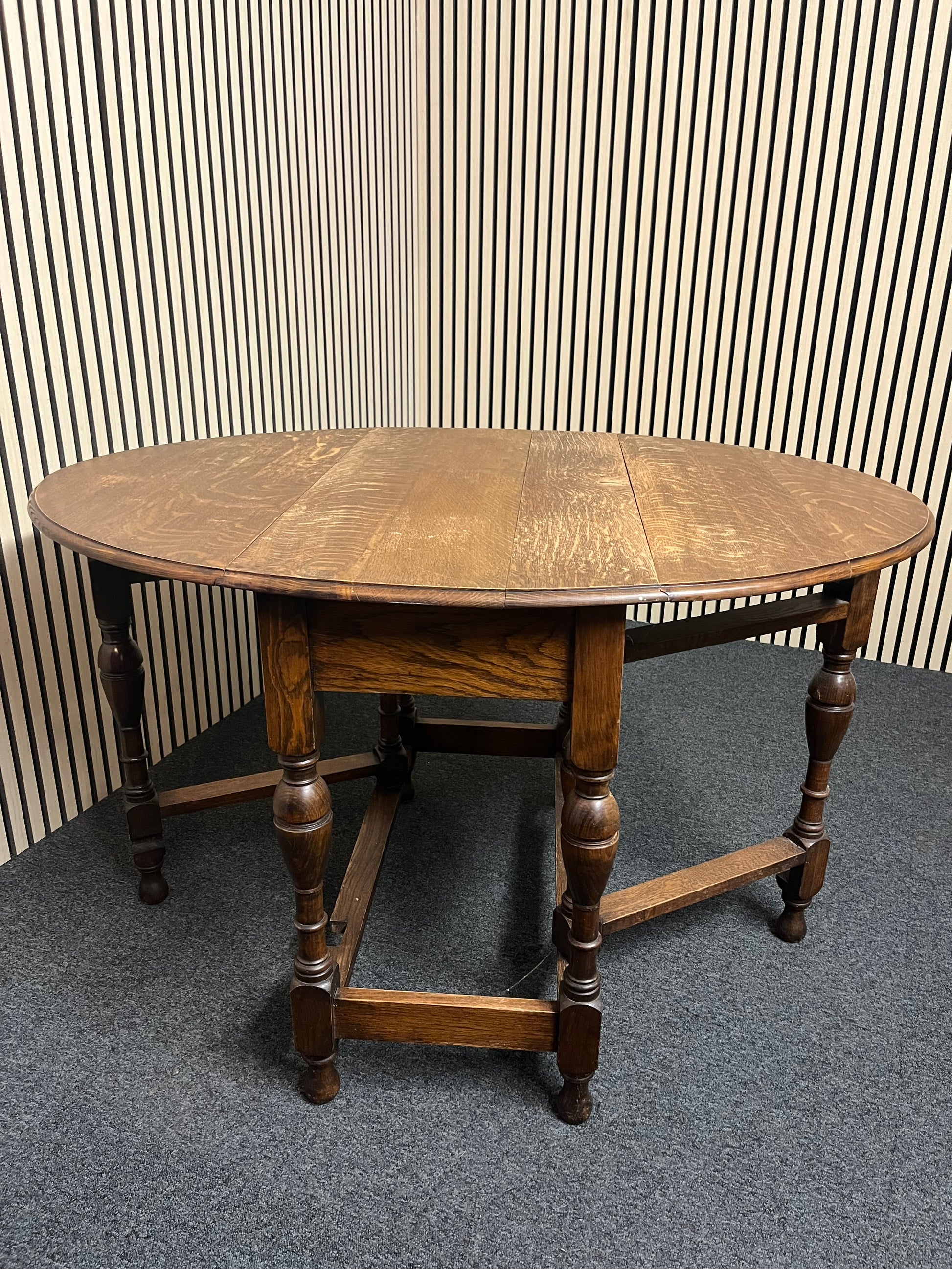 English oak ornate drop leaf dining table, barley twist legs (H 75 x W 120 x D 85 cm) 2325