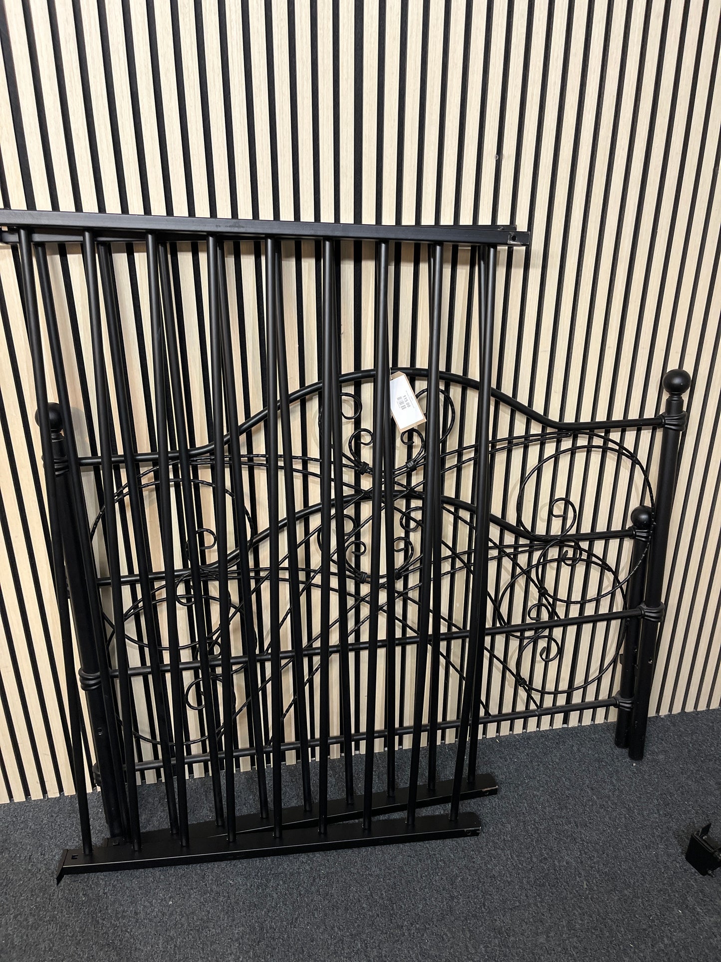 4ft 6 black metal bedframe 3325