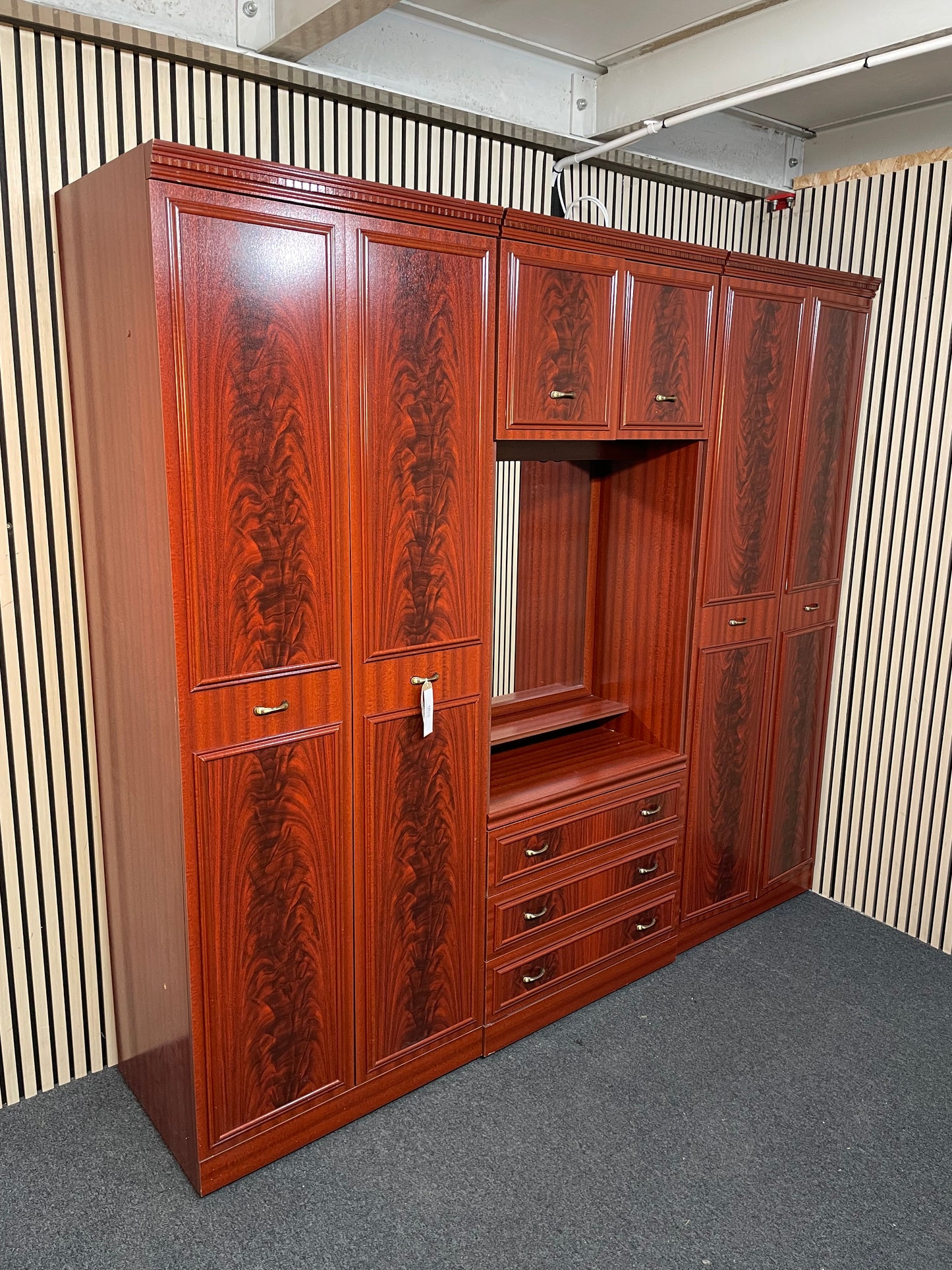Large mahogany 2 door wardrobe with central mirror (H 210 x W 77 x D 56 cm)