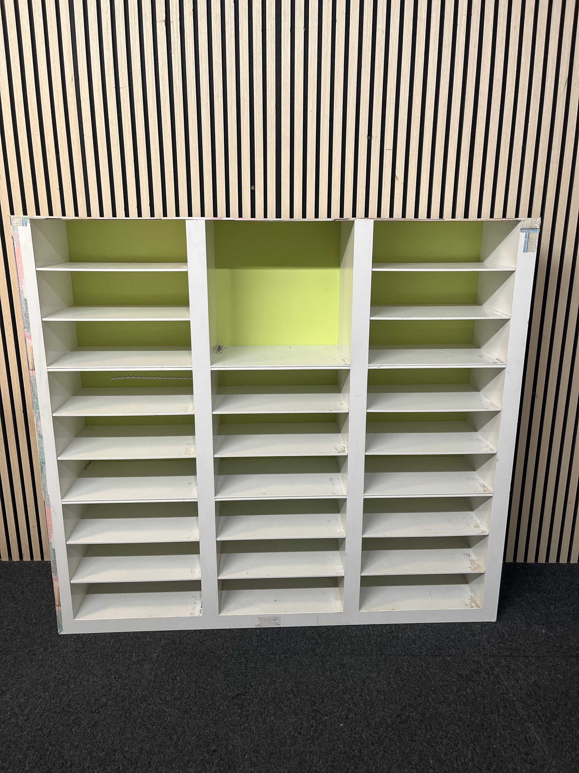 Large white wooden pigeon hole unit (H 125 x W 140 x D 30 cm) 43516