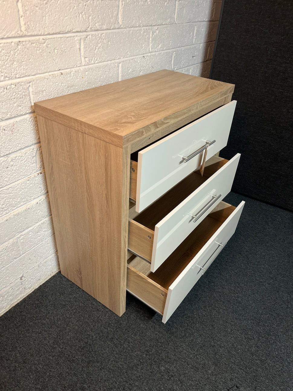 Oak laminate and white gloss chest of drawers (H 87 x W 80 x D 39 cm) 2225