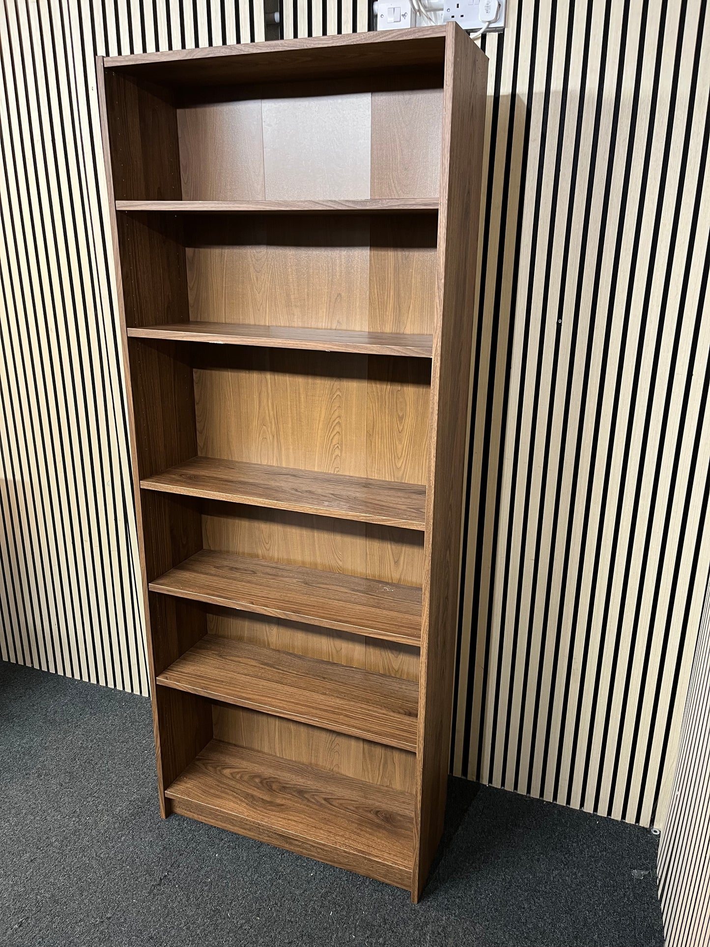 Tall mahogany laminate bookcase (H 200 x W 80 x D 28 cm) 1126