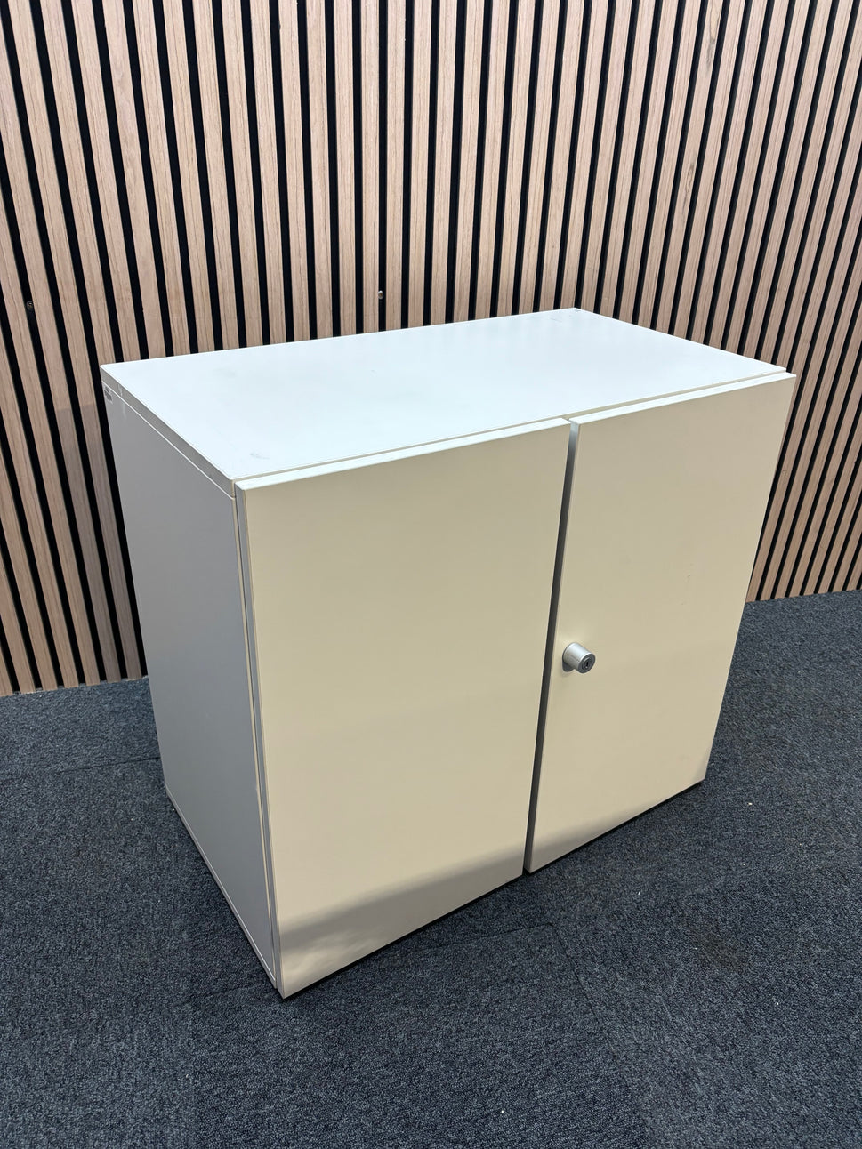 White wooden 2 door storage unit with shelf (H 72 x W 80 x D 45 cm)