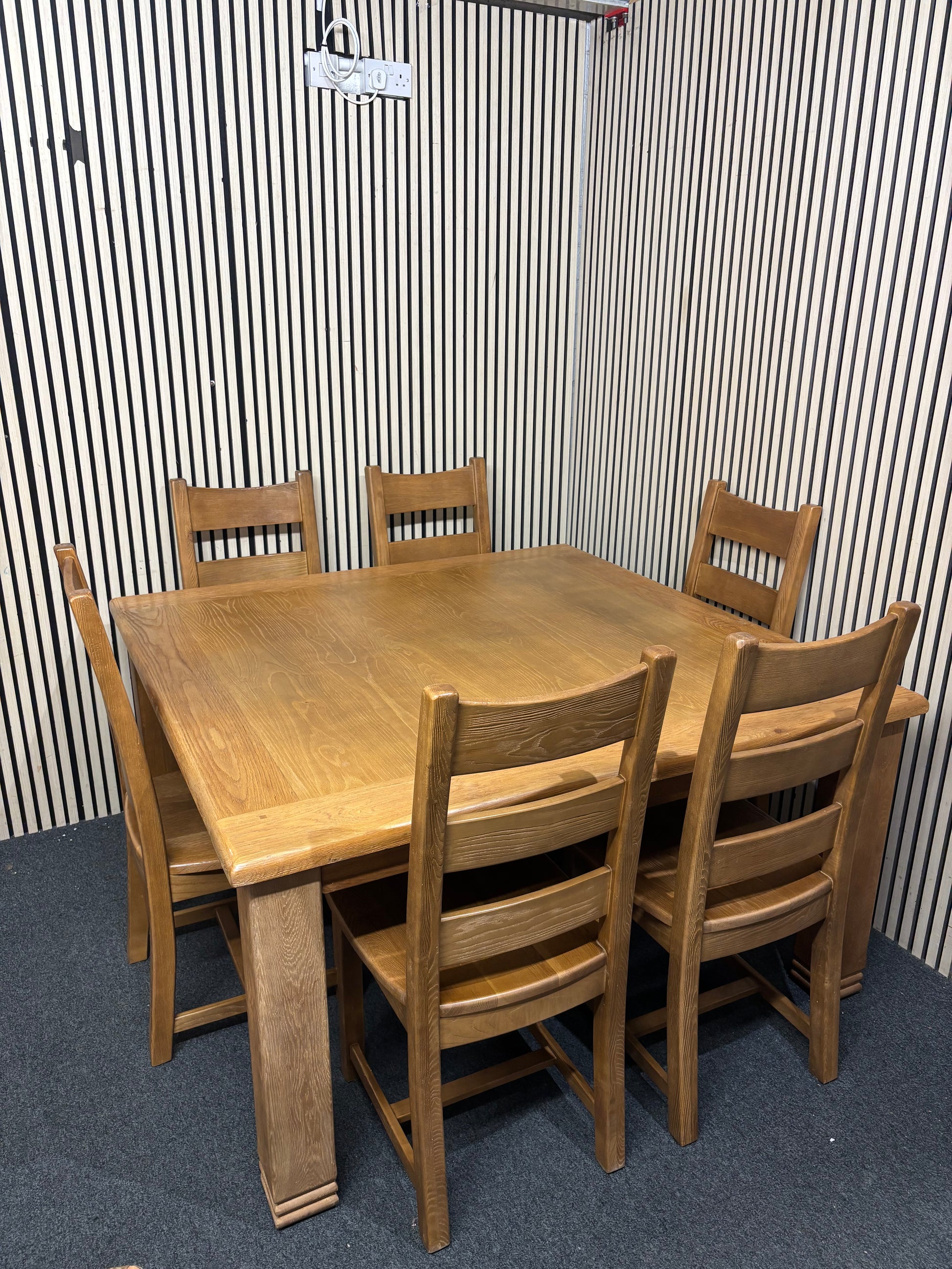 Square solid oak (150 x 150 cm) dining set with 6 chairs 43589