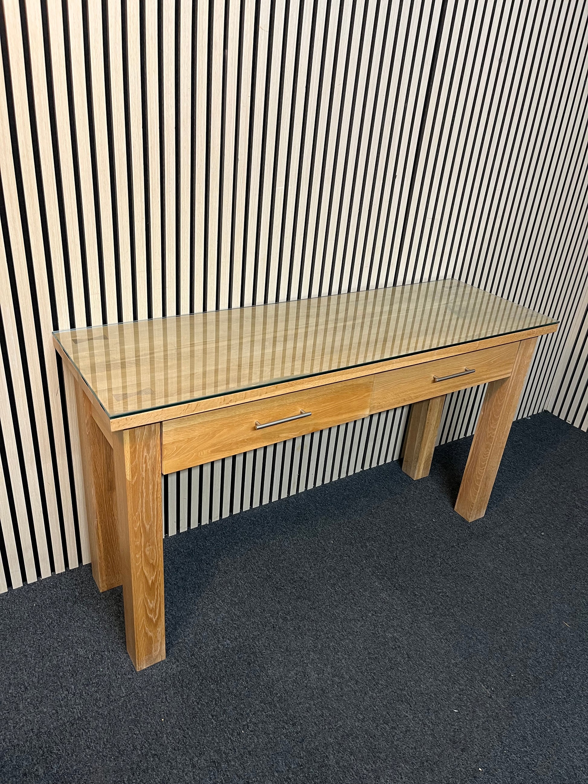 Large solid oak tall 2 drawer console table with glass top (H 79 x W 140 x D 47 cm) 1425