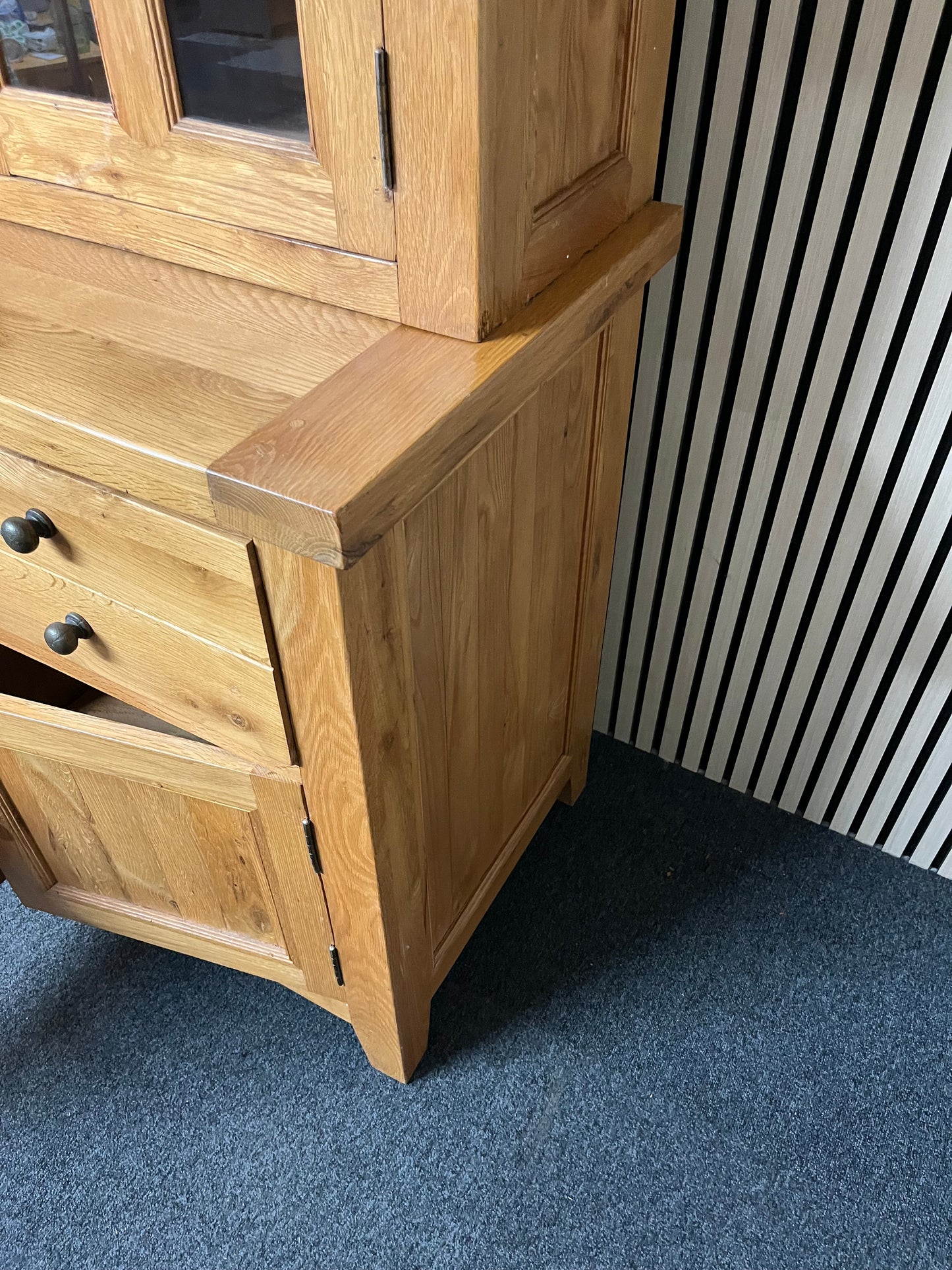Tall solid oak kitchen dresser with glass doors and drawers, in 2 sections (H 200 x W 160 x D 60 cm) 2325
