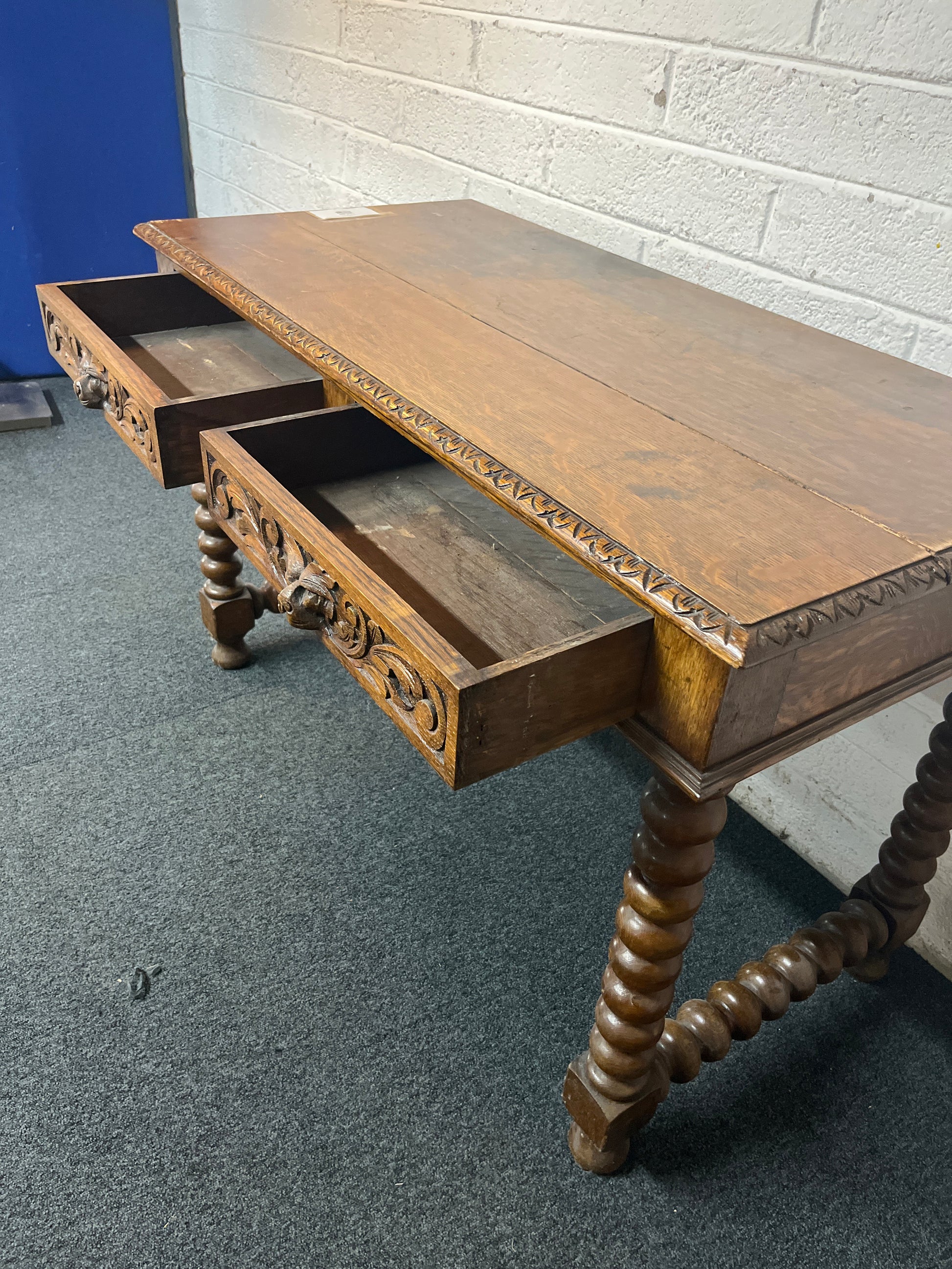 Oak stained console table with barley twist legs (H 78 x W 120 x D 60 cm) 1325