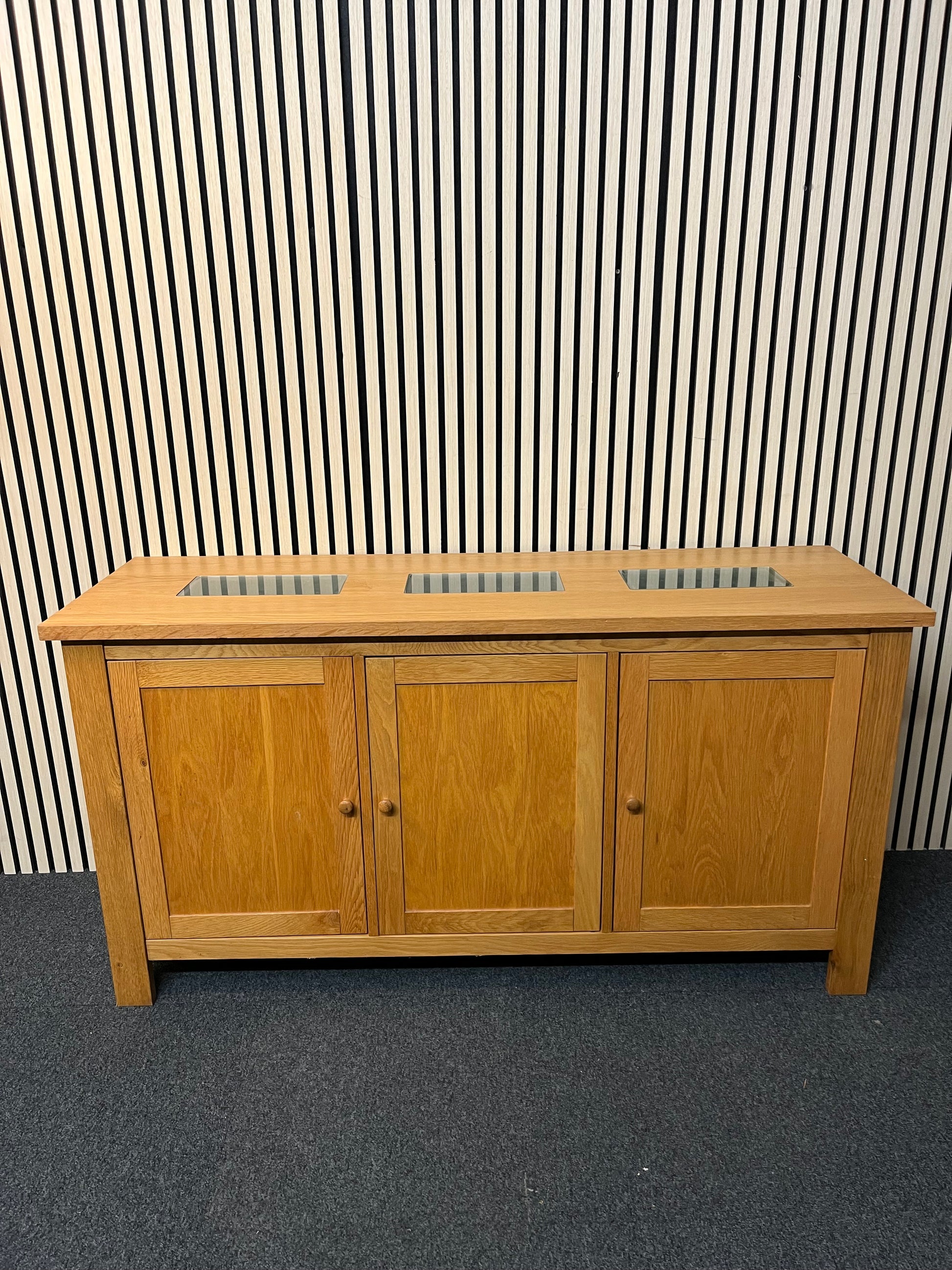 Solid oak large 3 door sideboard with protective glass top (H 78 x W 150 x D 50 cm) 1425