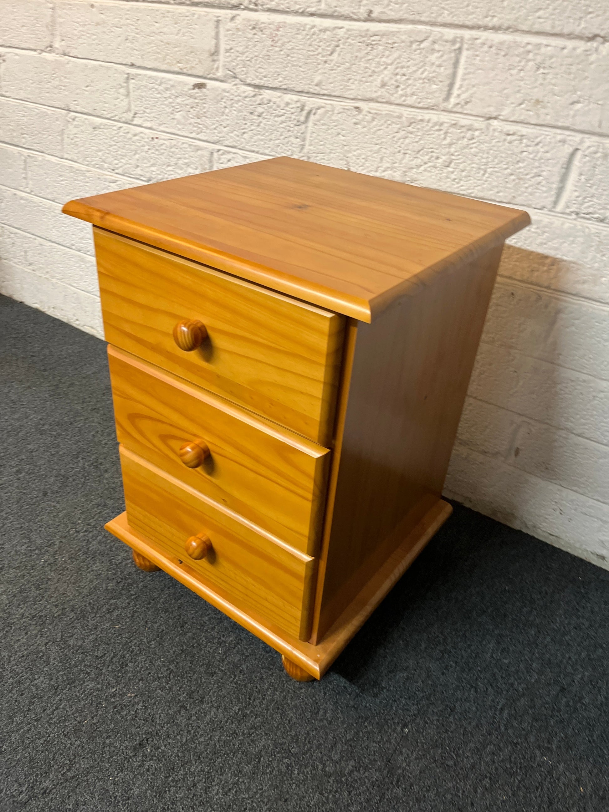 3 drawer pine bedside locker (H 62 x W 44 x D 44 cm) 3225