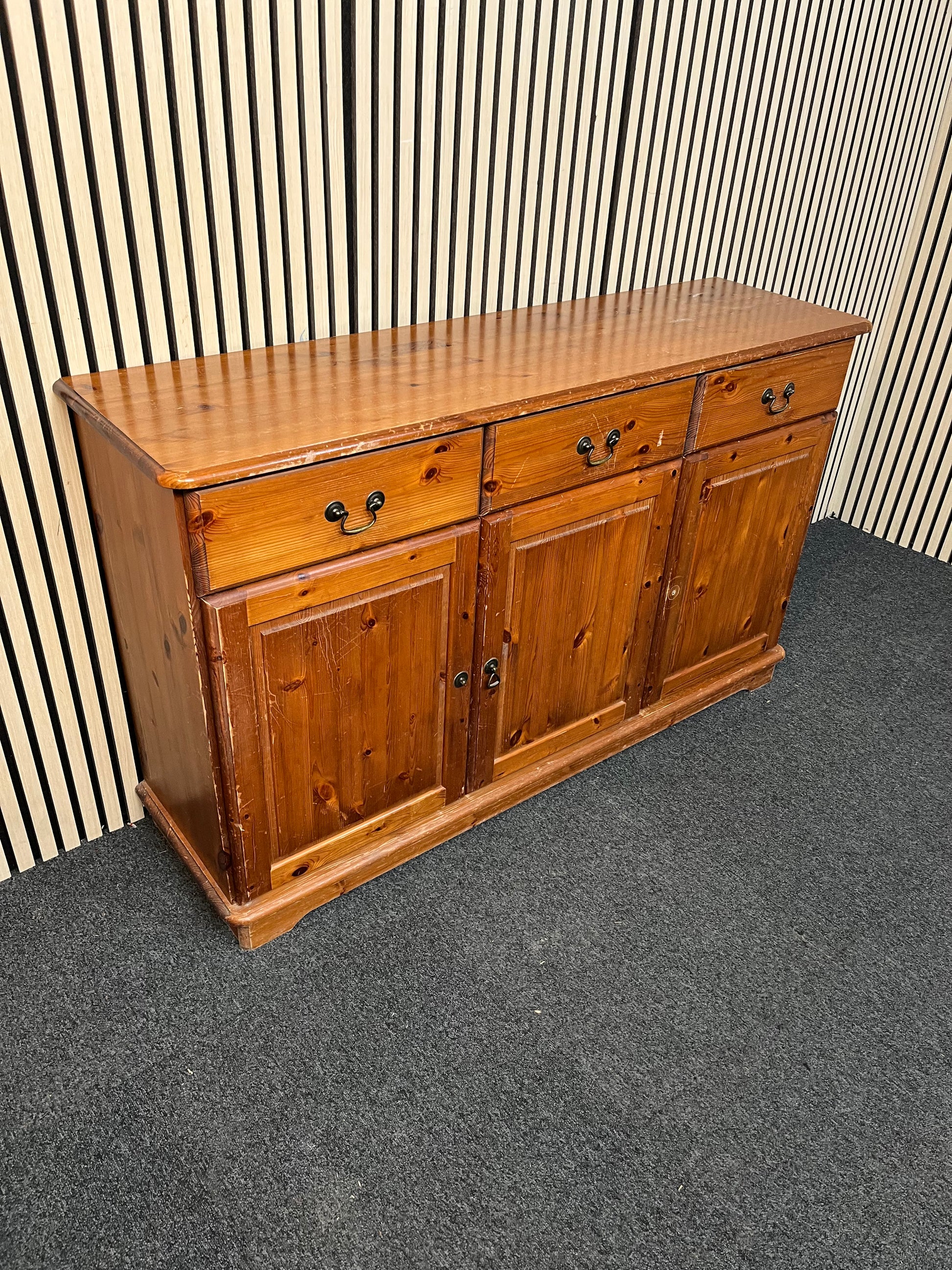 Natural pine tall 3 door 3 drawer sideboard (H 85 x W 140 x D 40 cm) 2425