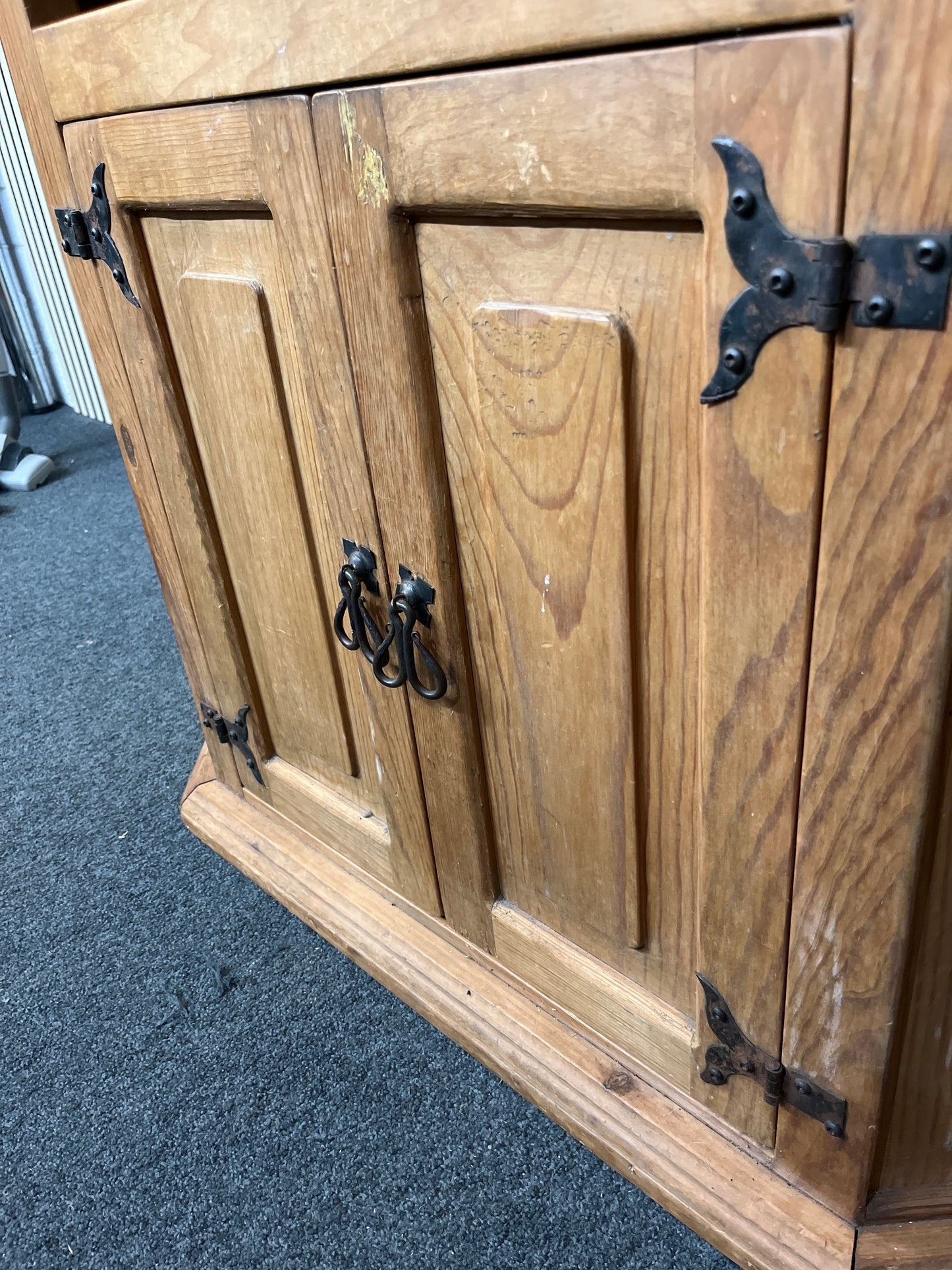 Solid Pine two door television unit (H 82 x W 103 x D 55 cm) 3126