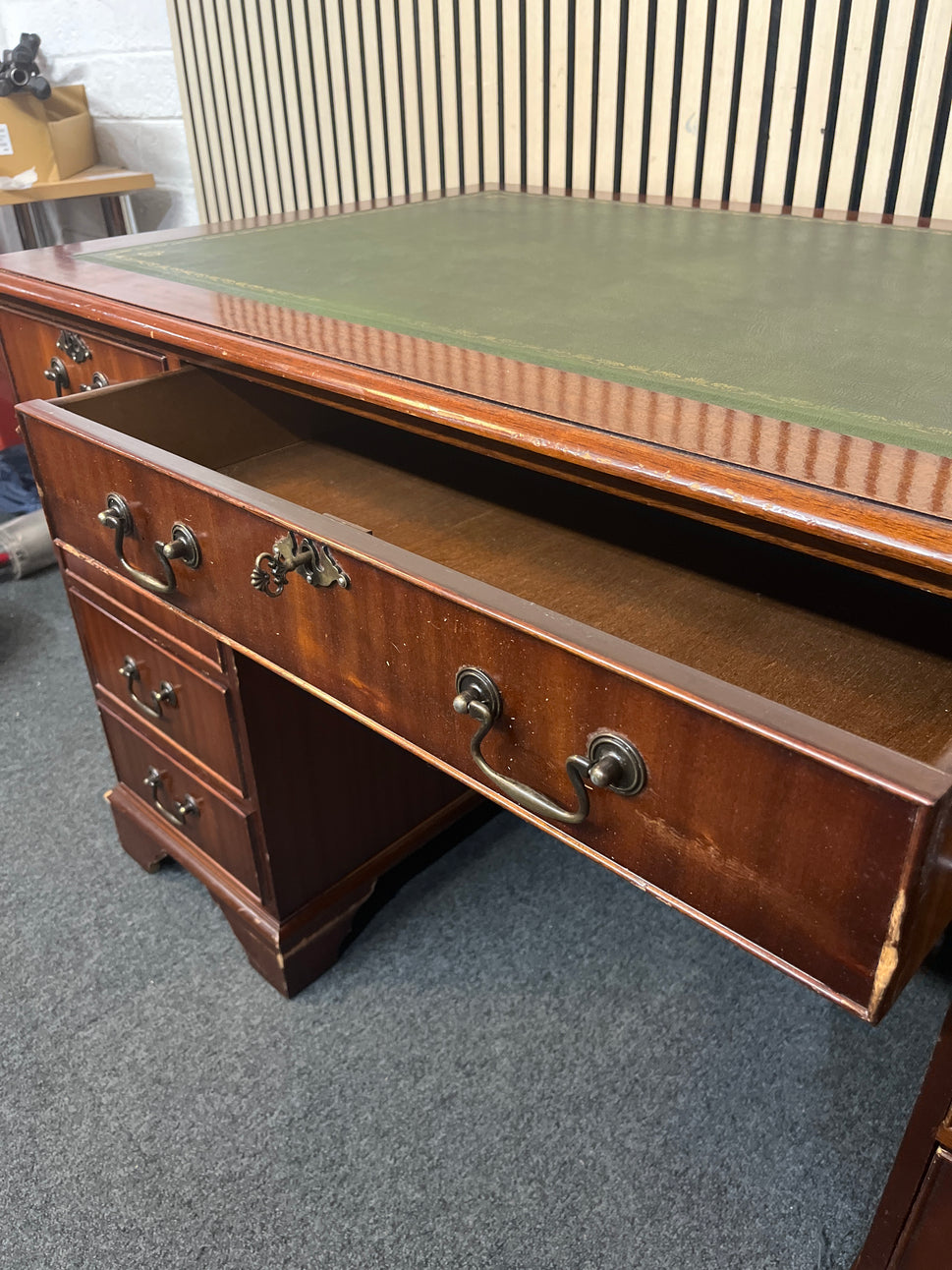 Ornate mahogany writing bureau with leather top (H 77 x W 137 x D 79cm 43827A