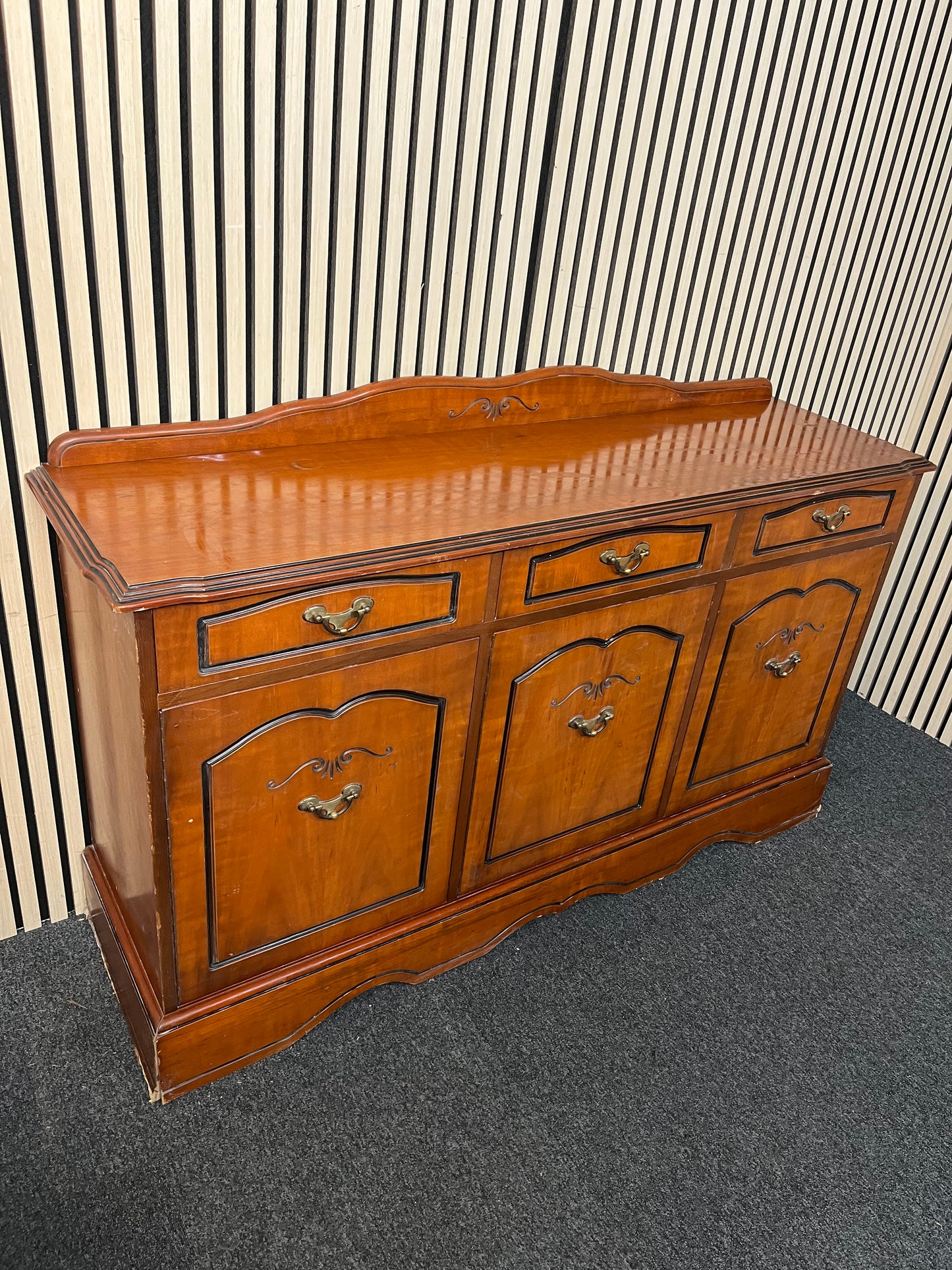 Rossmore mahogany long 3 door 3 drawer sideboard (H 88 x W 146 x D 40 cm) 2425