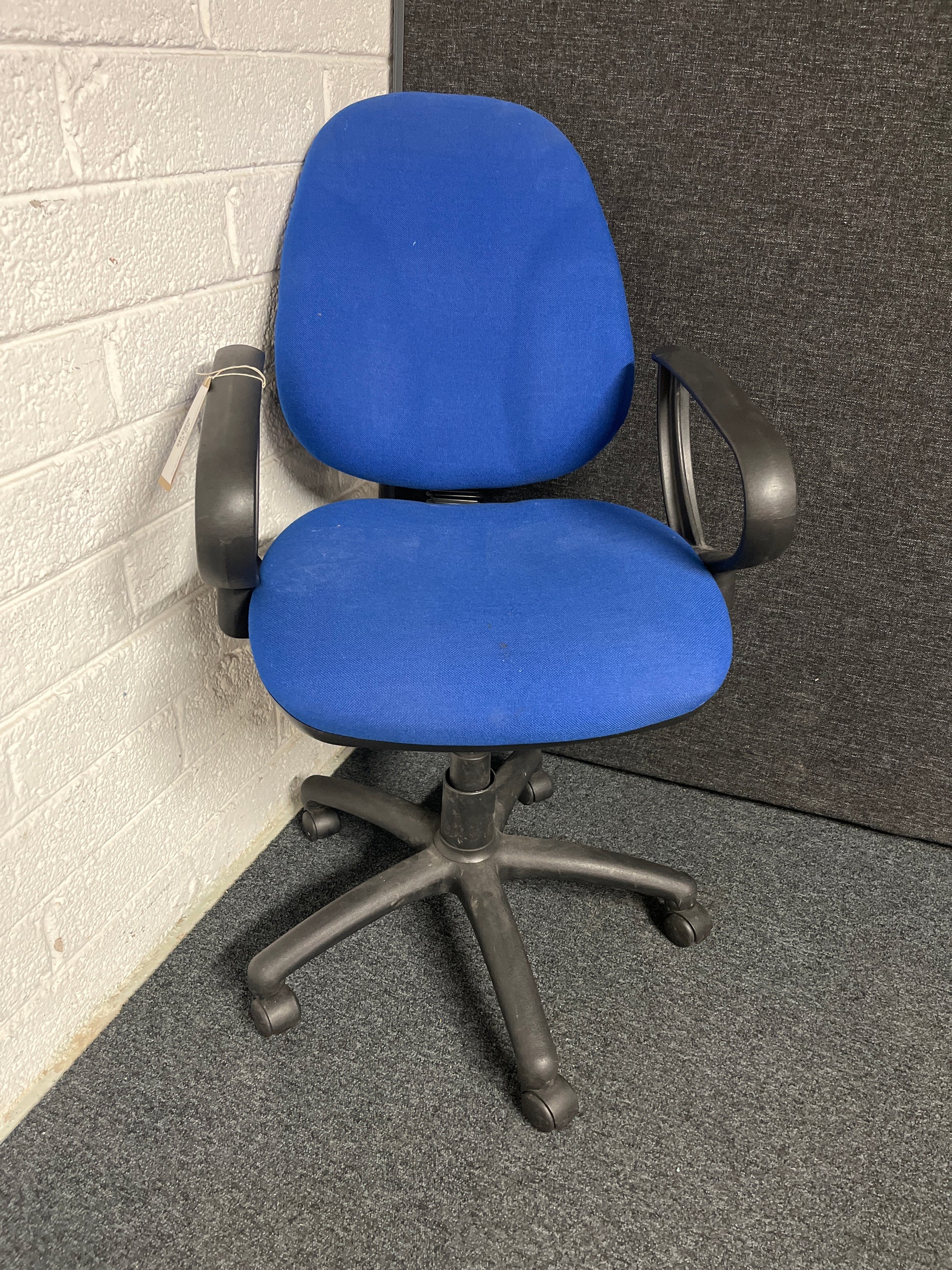 SECONDHAND MARGIN Blue fabric swivel chair with loop arms