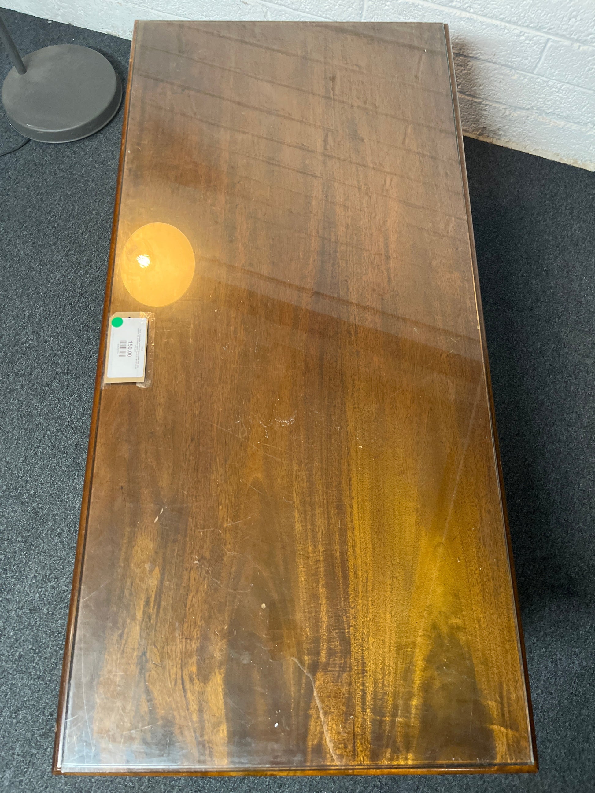 Large rectangular solid mahogany coffee table with drawers and protective glass top (H 53 x W 131 x D 62 cm) 2225
