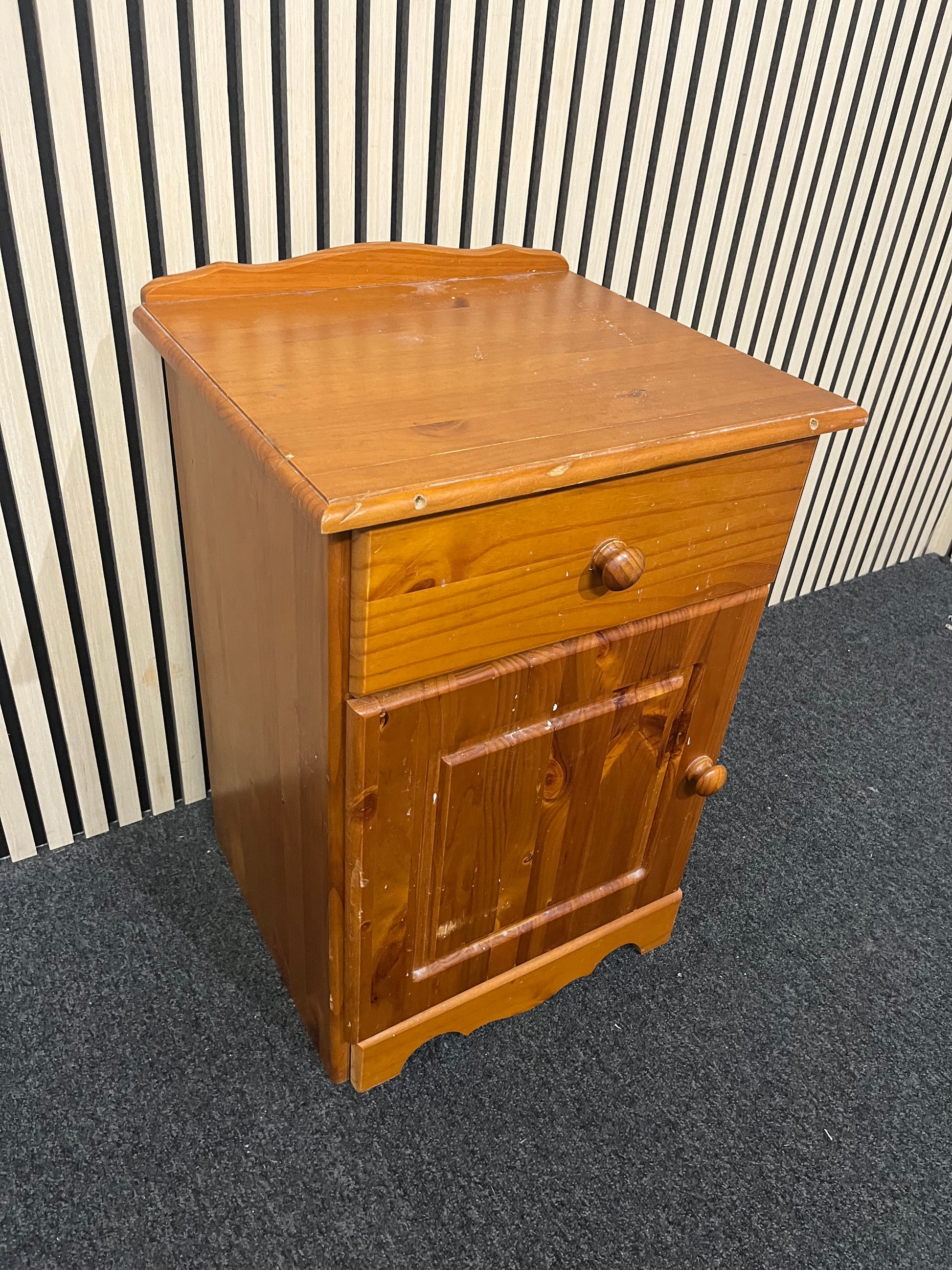 pine 1 drawer 1 door bedside locker  3325