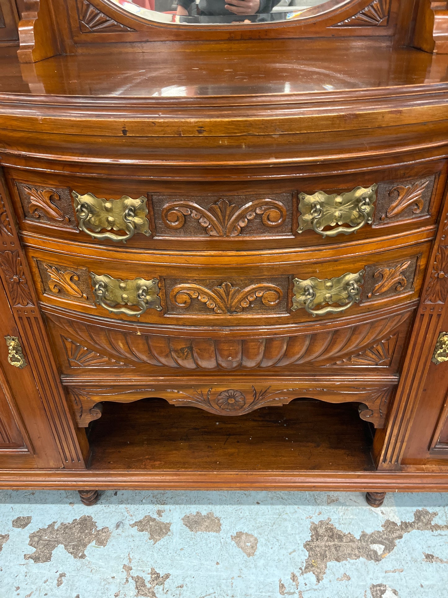 Large antique bow fronted wooden sideboard with intricate carvings and a central mirror display (H 259 x W 183 x D 60 cm) 3126