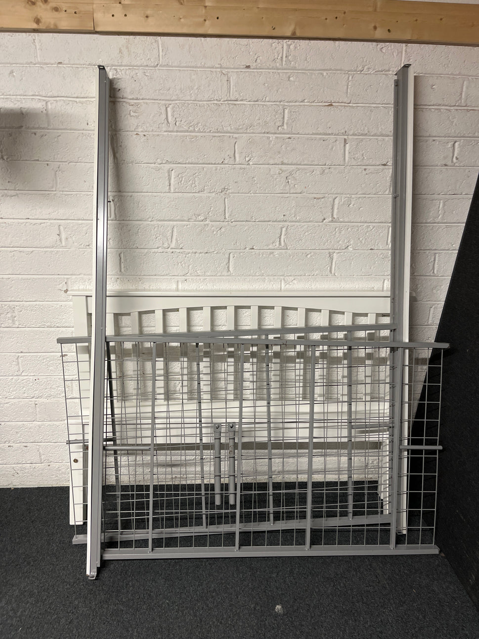 4ft 6 white laminate, metal base bed frame, high end  1225