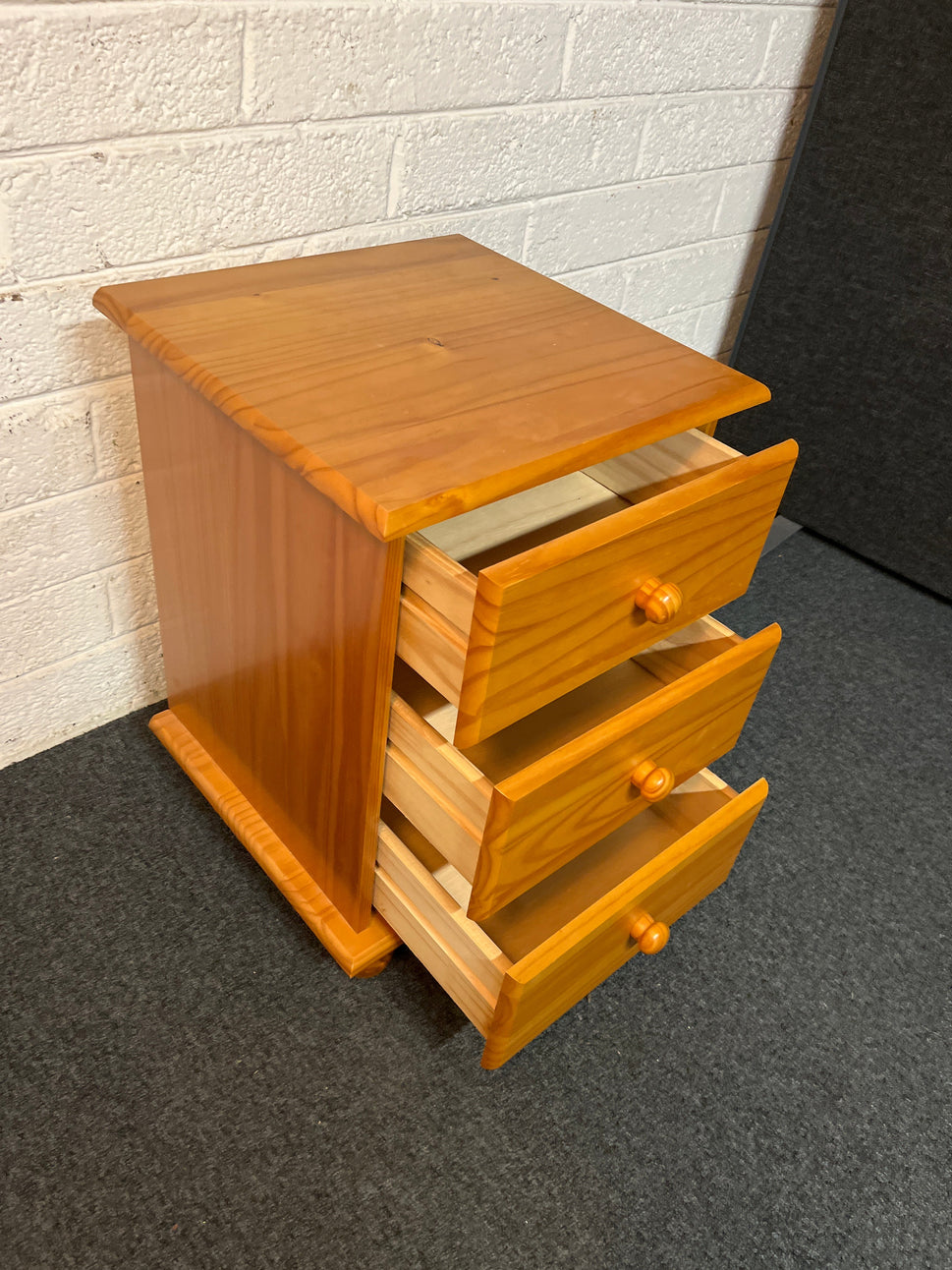 3 drawer pine bedside locker (H 62 x W 44 x D 44 cm) 3225