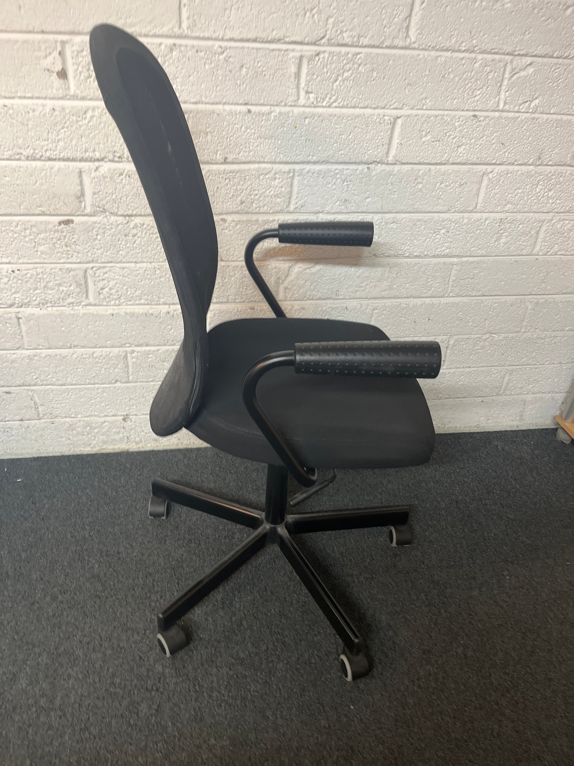 Black mesh swivel chair with fixed arms 1325
