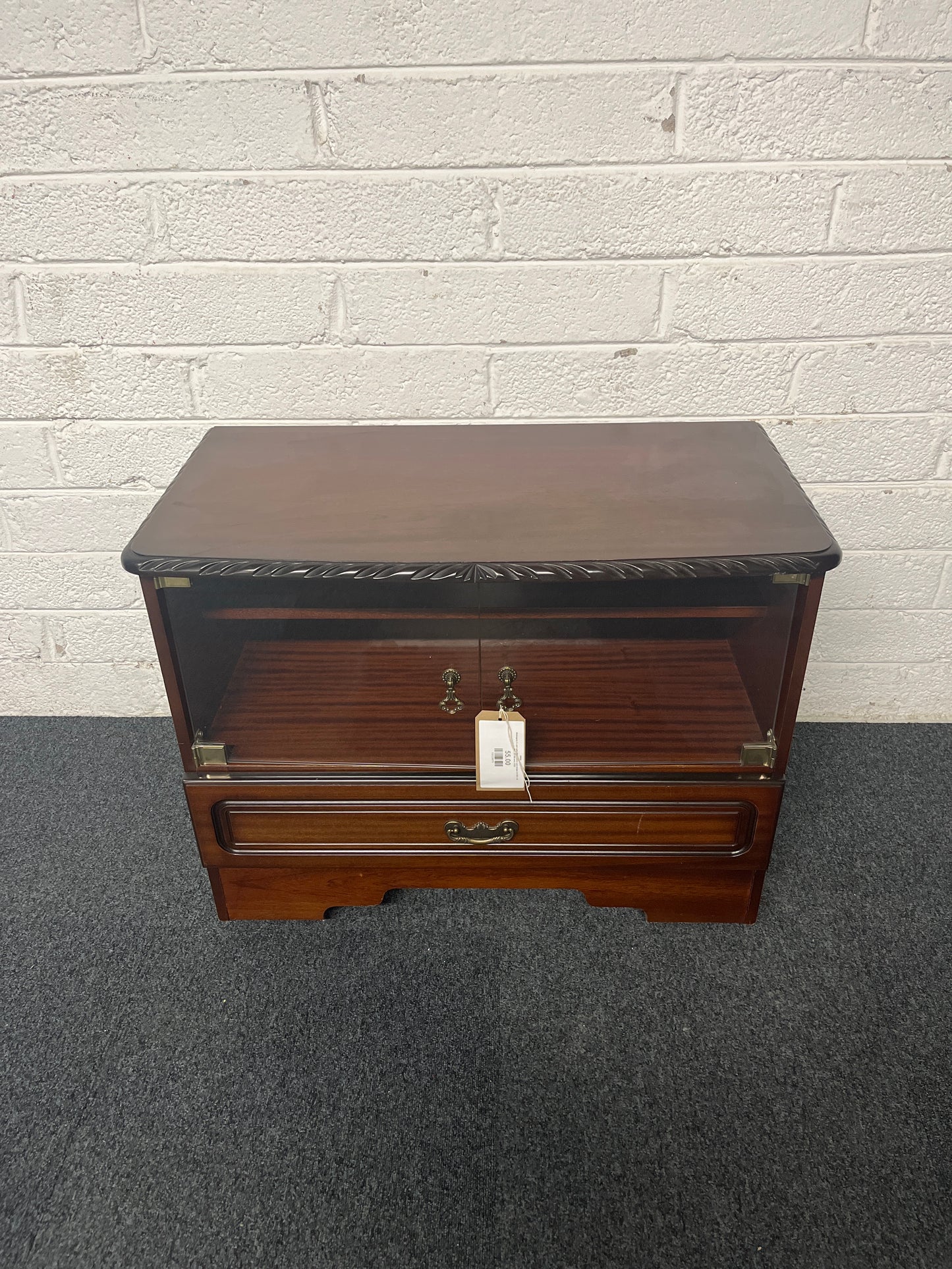 Mahogany tv unit with glass doors and drawer (H 630 x W 800 x D 450 mm) 3125