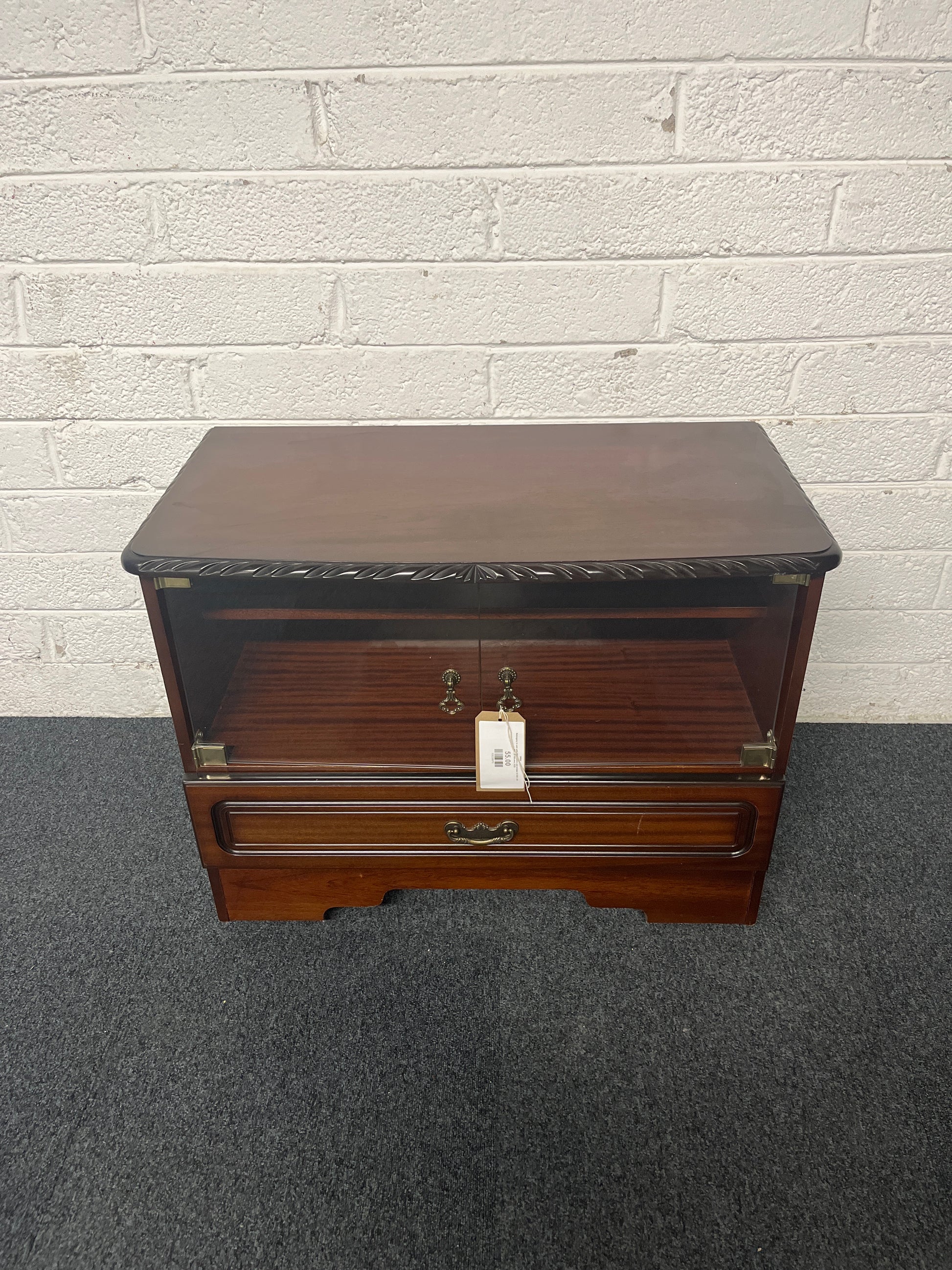 Mahogany tv unit with glass doors and drawer (H 630 x W 800 x D 450 mm) 3125