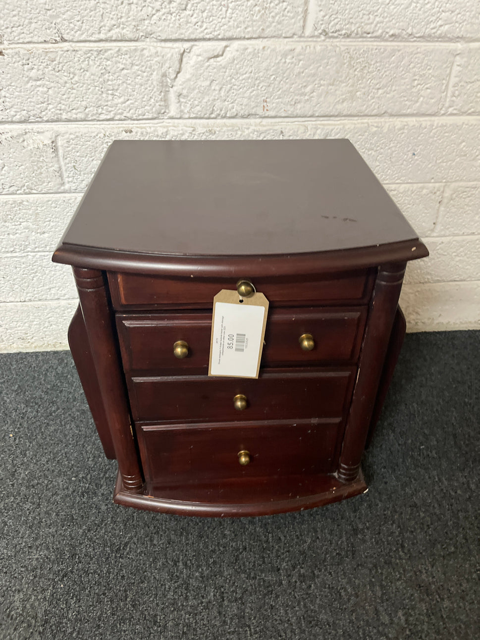 Ornate mahogany 5 drawer bedside locker with storage compartments on either side 3225