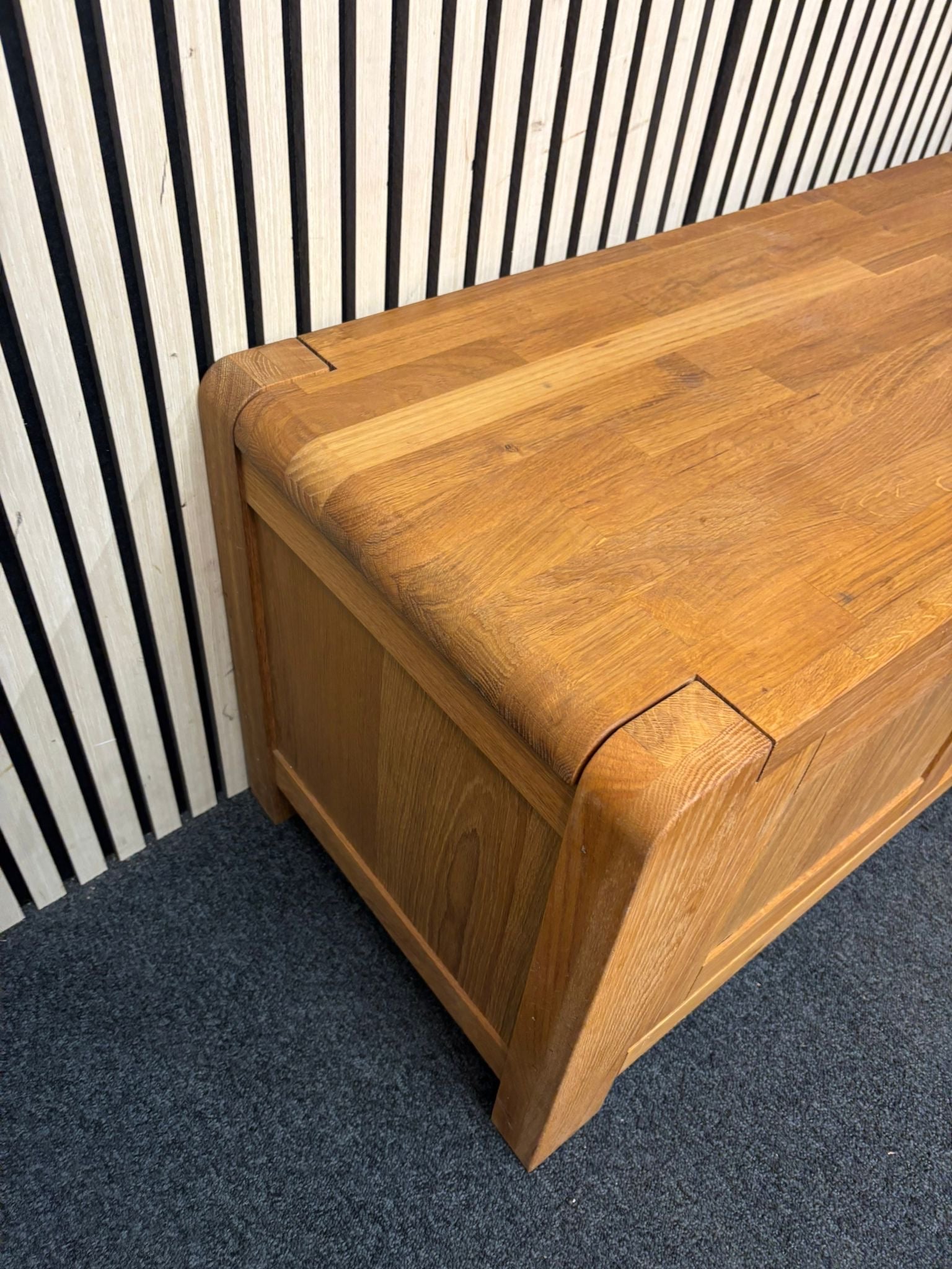Solid oak 1 door low tv unit with shelf space (H 50 x W 120 x D 45 cm) 2226