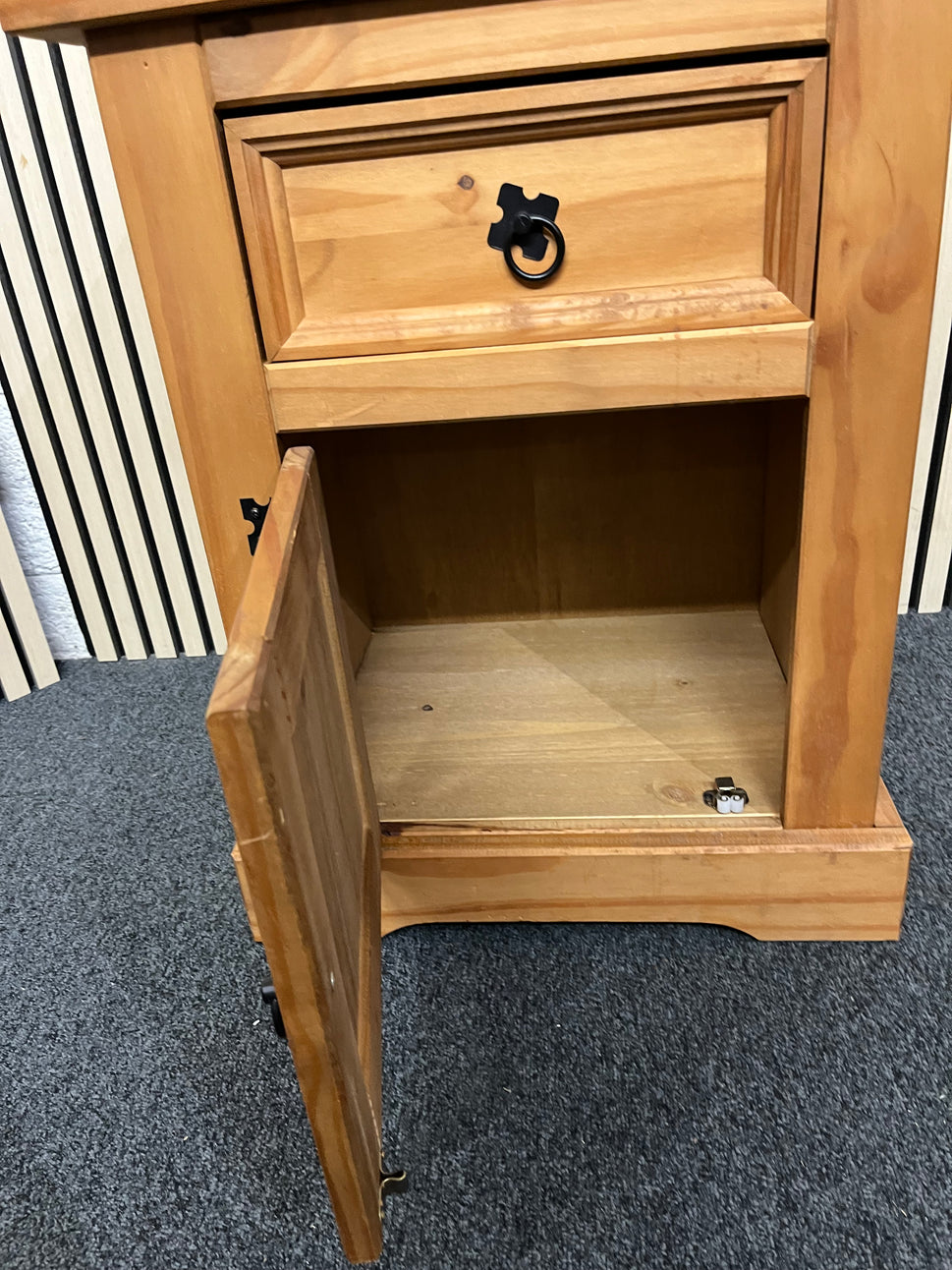 Waxed Pine 1 door / 1 dwr  bedside locker W 55 x 40 D  4225