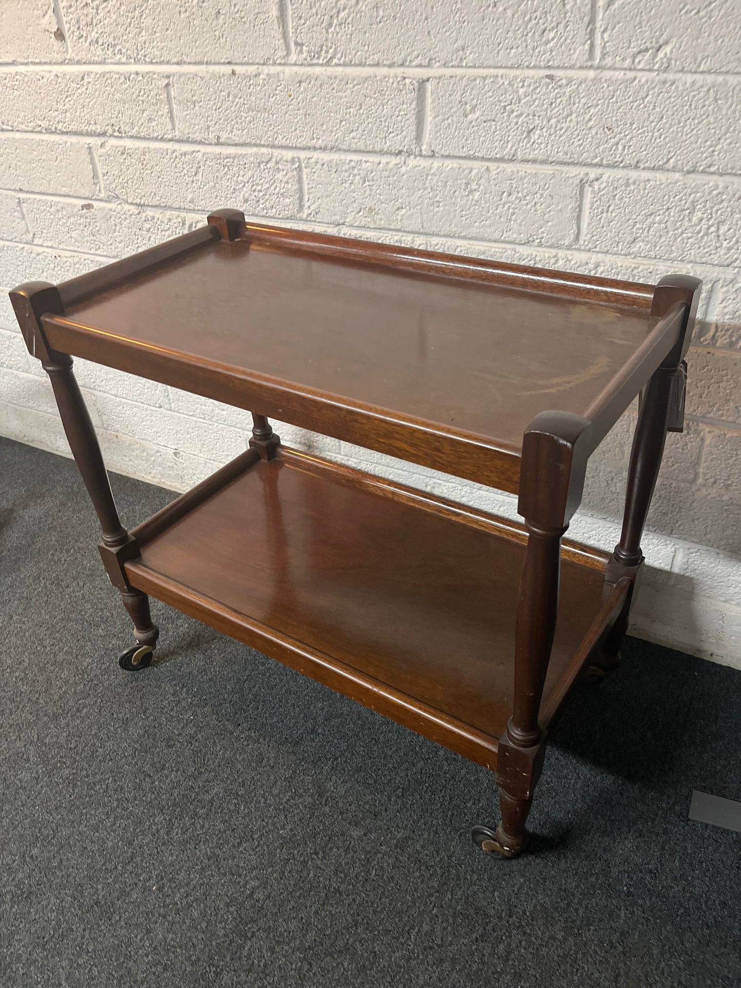 Mahogany tiered drinks trolley on castors (h 75 x W 78 x D 43 cm) 2225