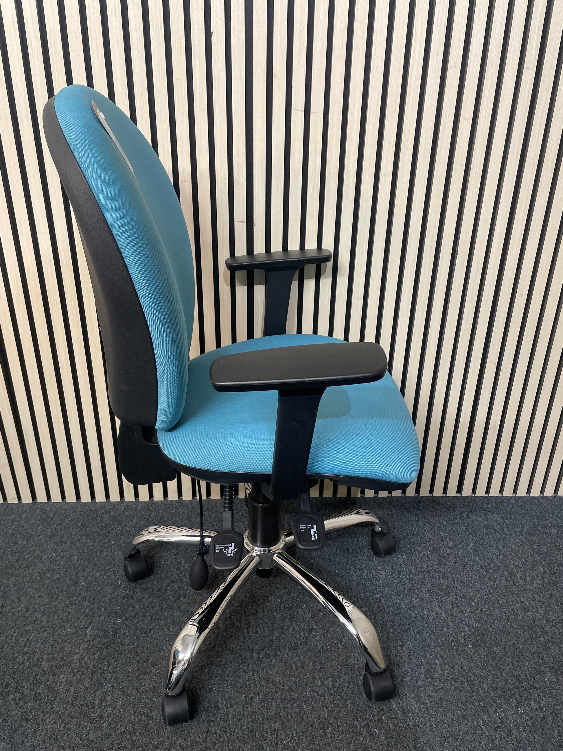 Lyreco - 3 level swivel chair with height adjustable back, height adjustable arms and ergonomic back pump - AQUAMARINE TEAL