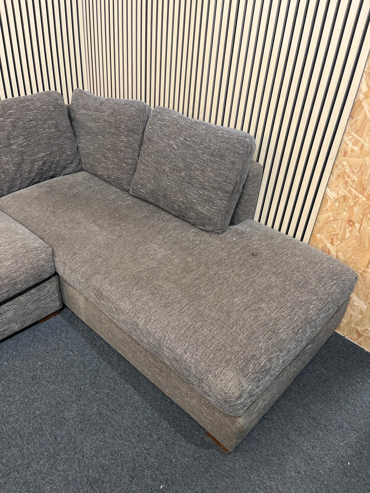 Large grey fabric right hand corner sofa suite  43453