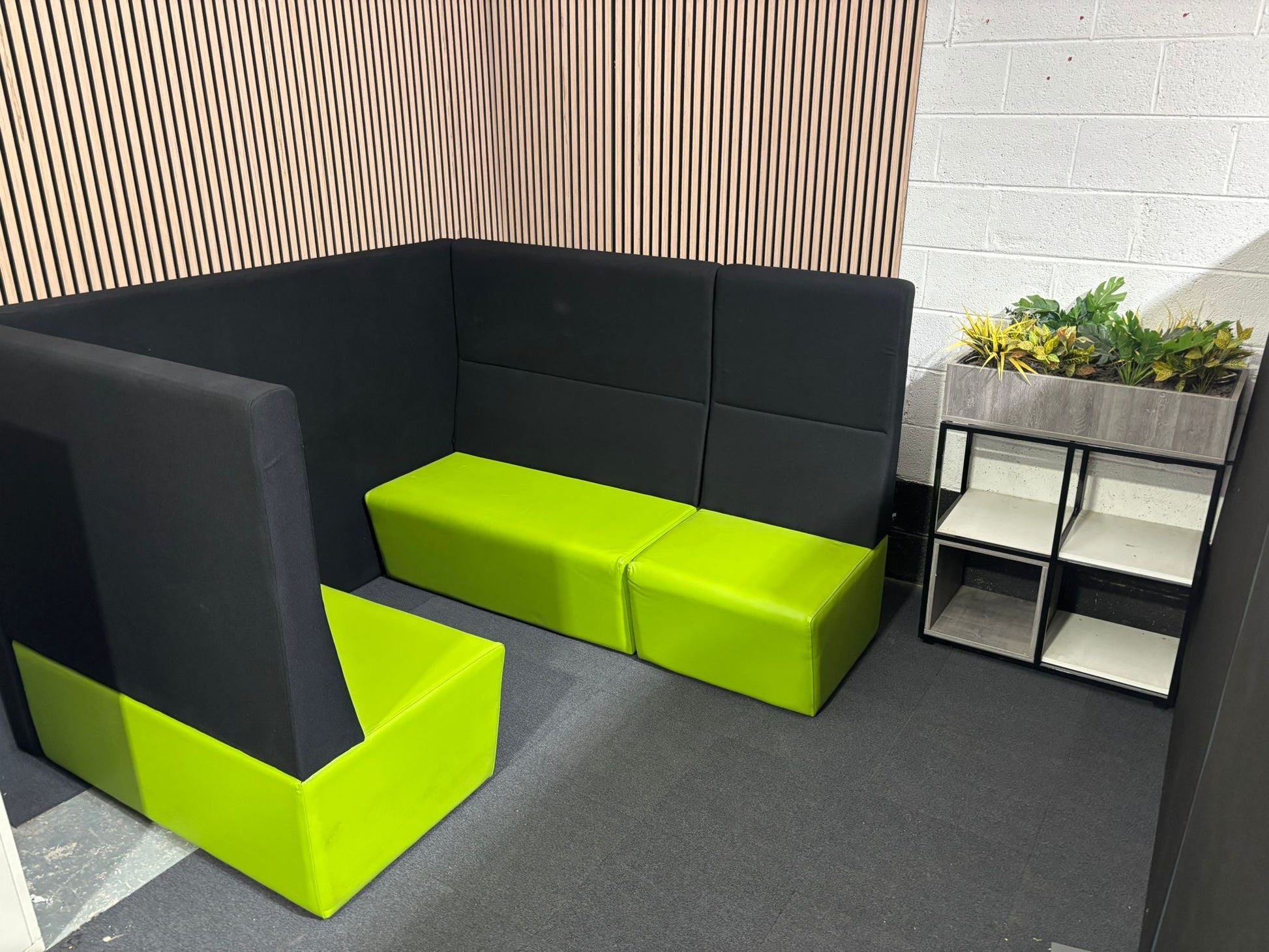 Ziggy large high back green and black modular soft seating with table