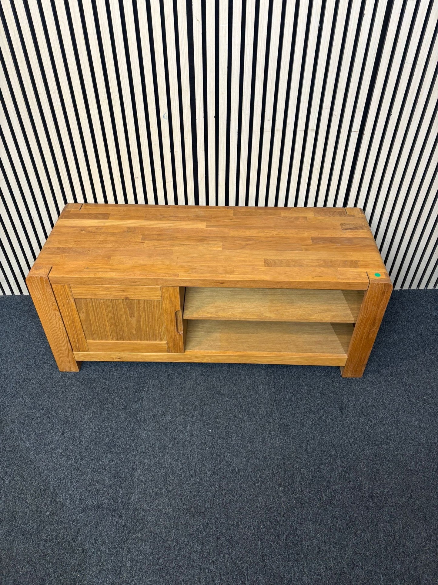 Solid oak 1 door low tv unit with shelf space (H 50 x W 120 x D 45 cm) 2226