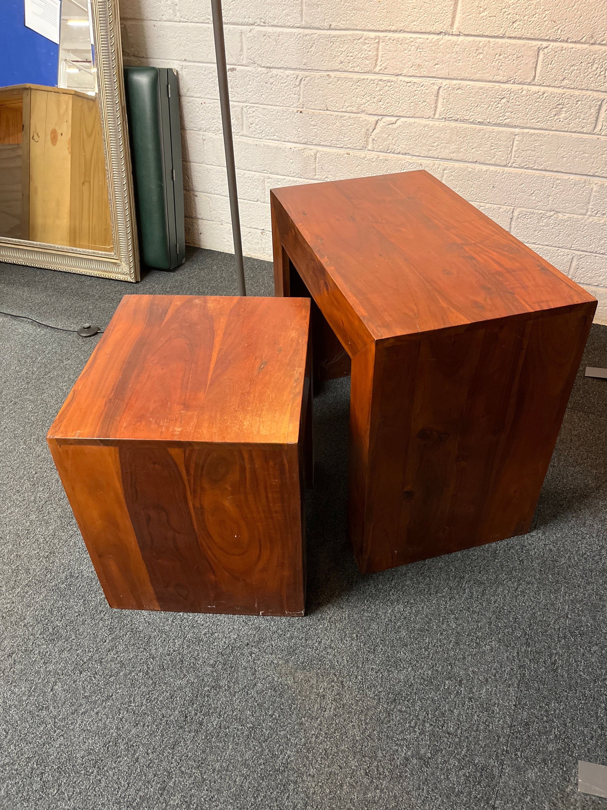 Solid teak stained nest of 2 lamp tables (H 60 x W 70 x D 40 cm) 2225