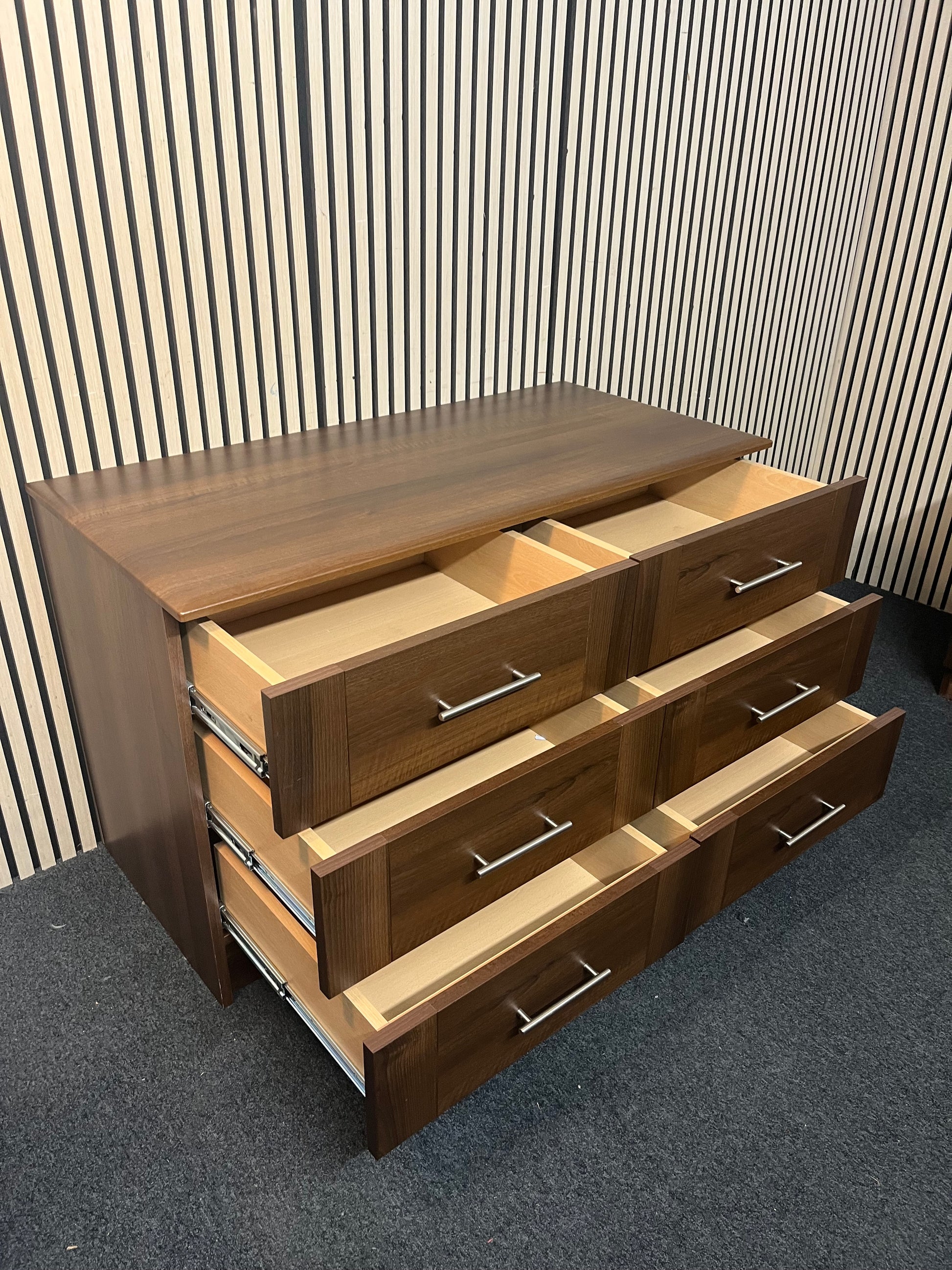 Walnut laminate 6 drawer chest (H 77 x W 122 x D 58 cm) 43736