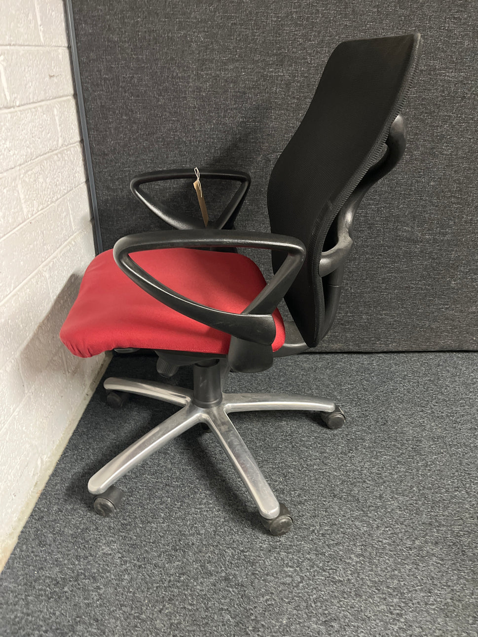 SECONDHAND MARGIN Wine mesh swivel chair with arms