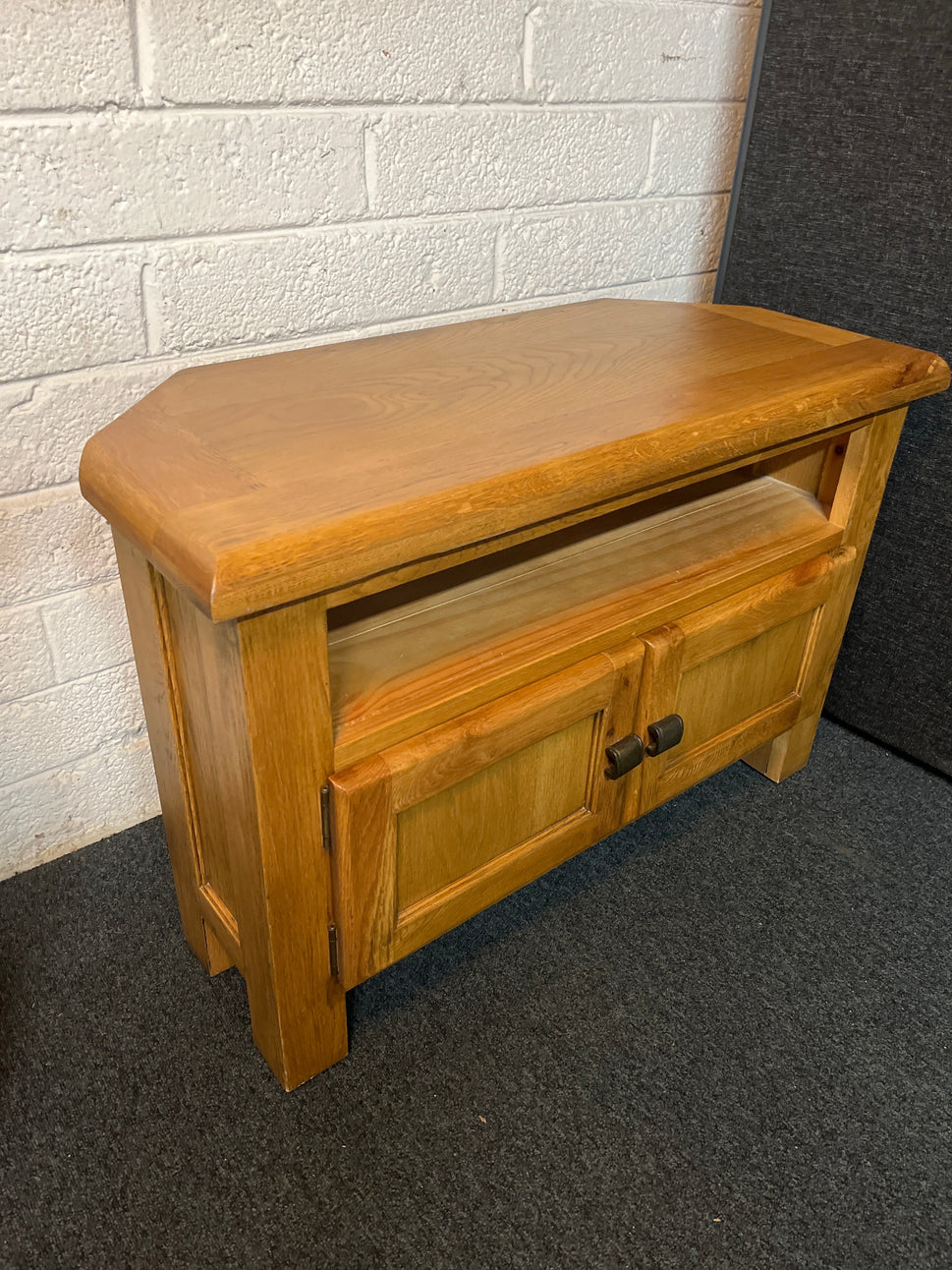 Solid oak low 2 door corner TV unit 2225