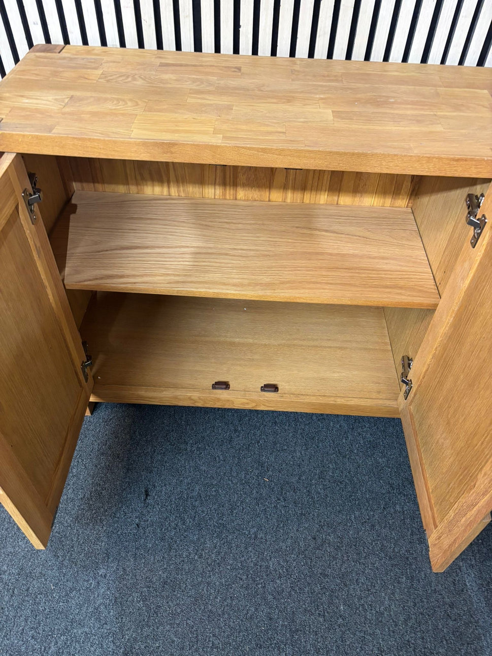 Solid oak 2 door 3 drawer sideboard (H 80 x W 140 x D 40 cm) 2226